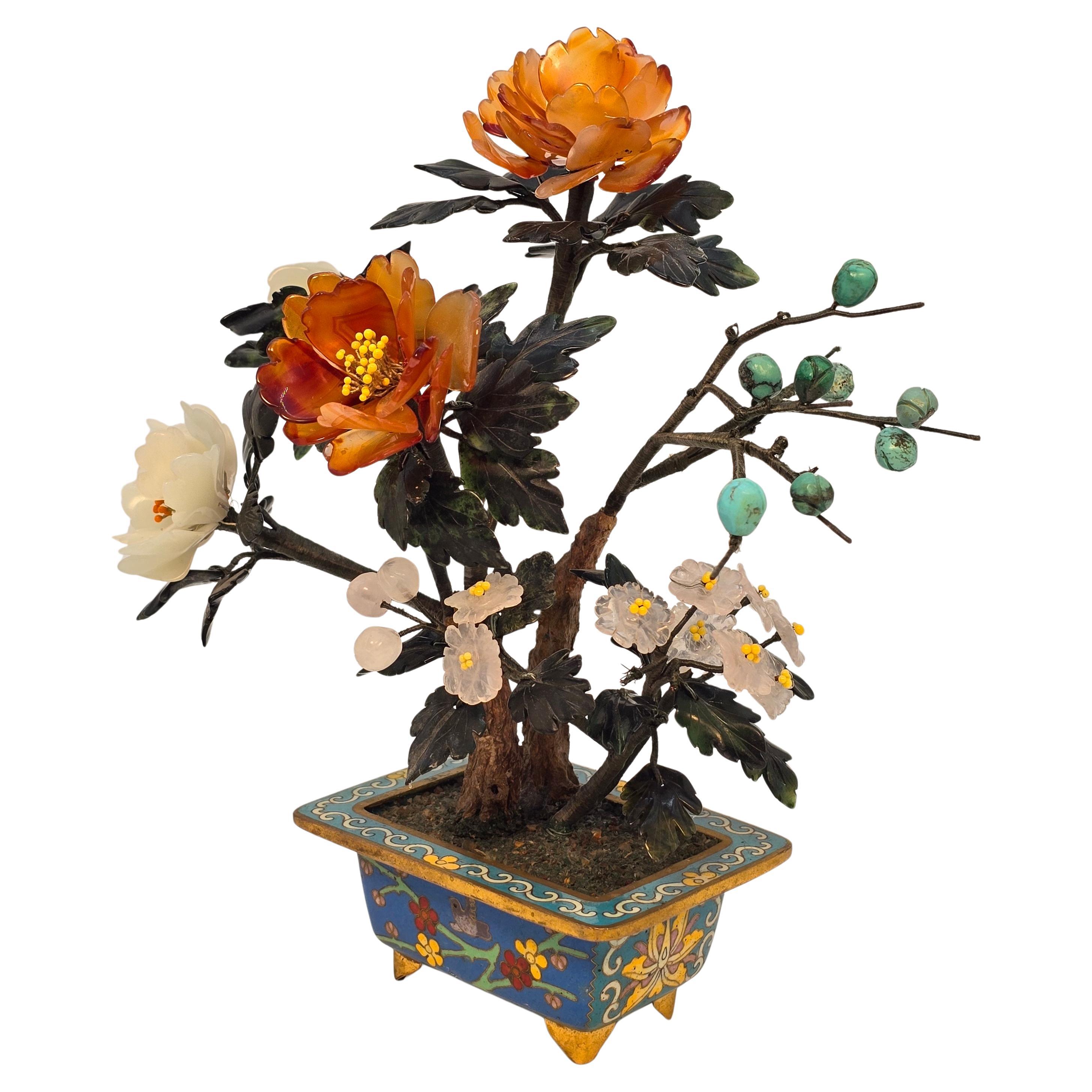 Árbol bonsái chino de cloisonné y piedra dura tallada mixta en flor.