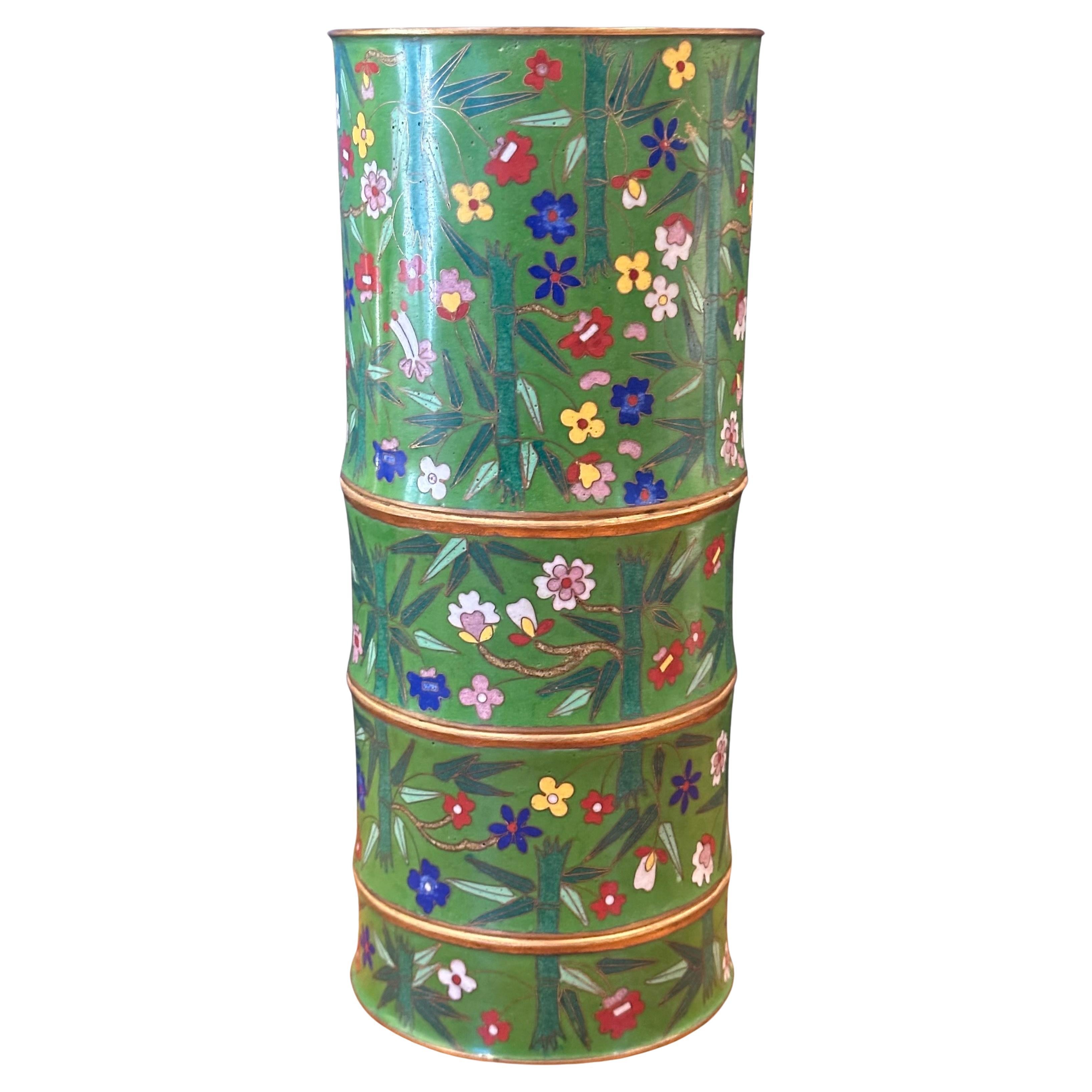 Bonito jarrón de exportación chino en forma de bambú de cloisonné con motivos florales, hacia la década de 1970. El jarrón está en muy buen estado, sin golpes ni abolladuras, y mide 5,5