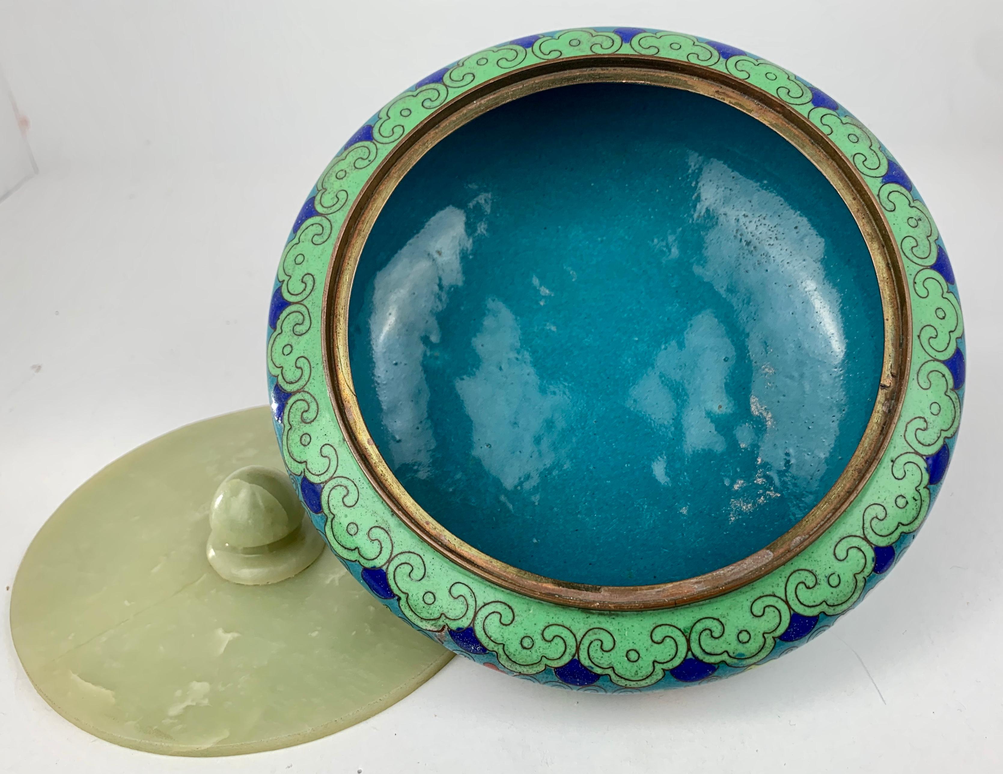 Fait main Bol cloisonné en turquoise avec couvercle en jade-Chine, c. 1920 en vente