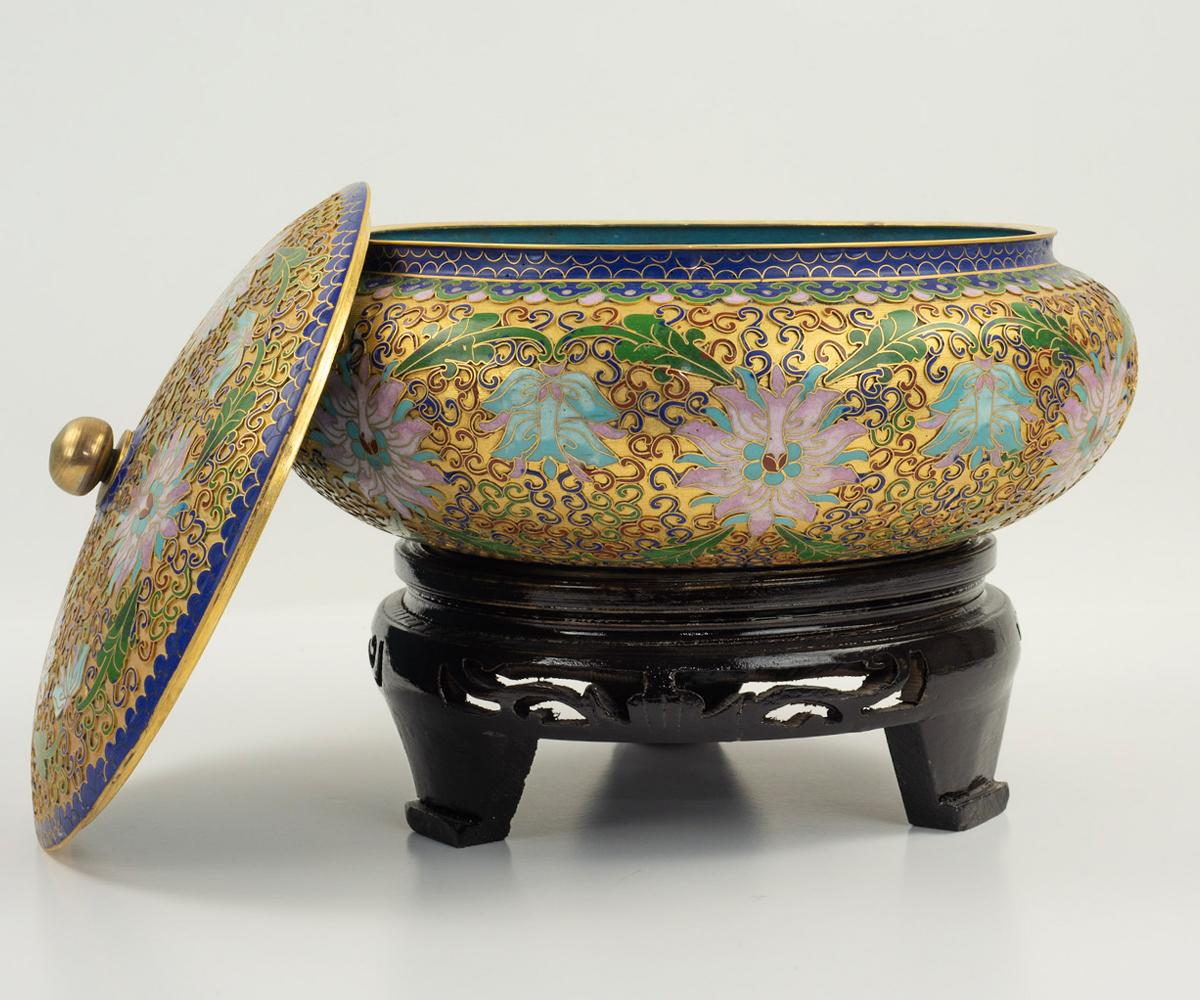 Si tratta di una ciotola cinese particolarmente bella, dotata sia di coperchio che di supporto. Le attraenti tonalità di blu, sia l'acqua che il blu profondo, sono insolite per il cloisonné e rendono questo pezzo più grande un vero e proprio