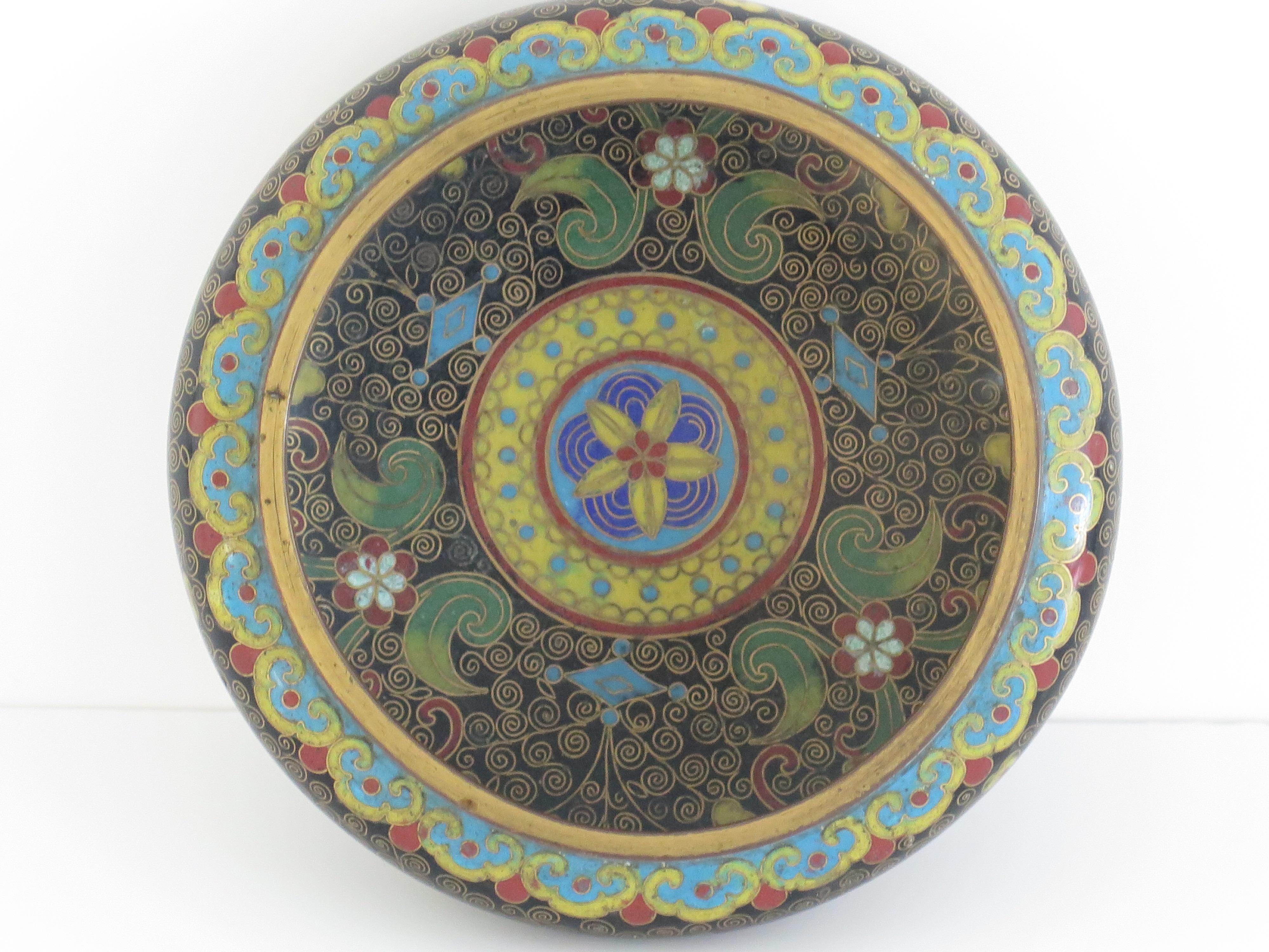 Chinese Cloisonné Bowl with Ruji head borders, Qing Circa 1840 In Good Condition For Sale In Lincoln, Lincolnshire