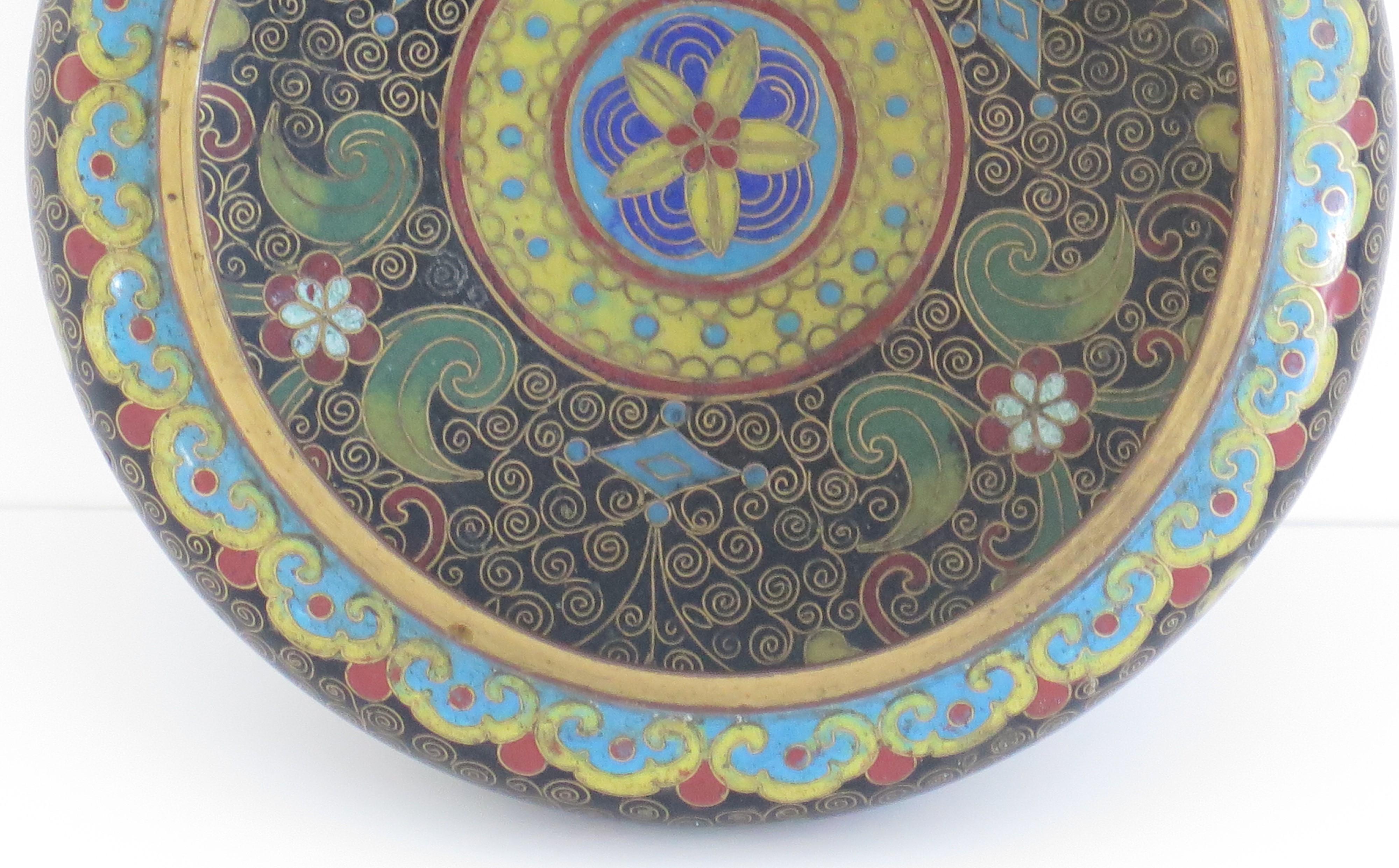 Chinesische Cloisonné-Schale mit Ruji-Kopf-Bordüren, Qing CIRCA 1840 (Keramik) im Angebot