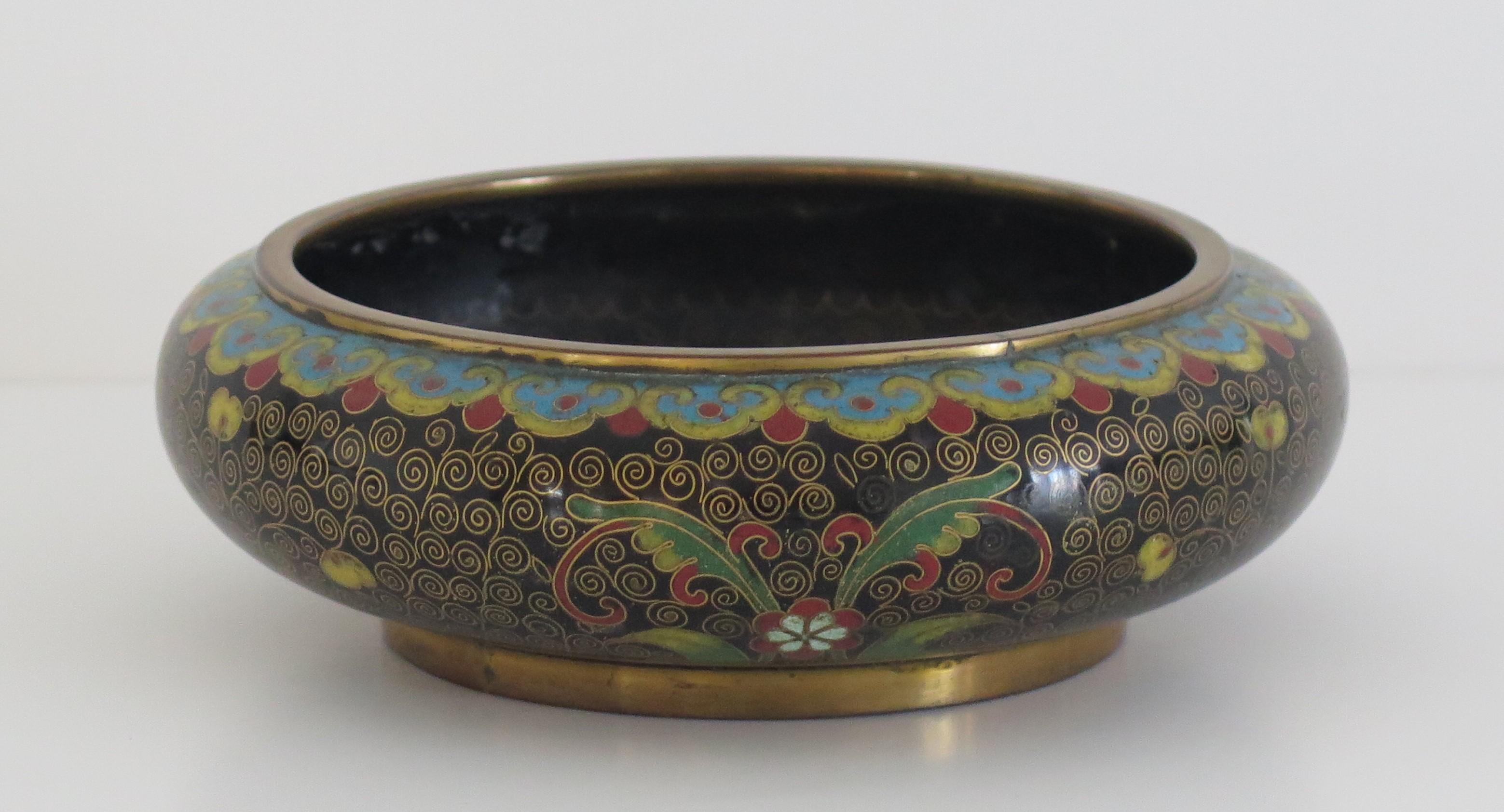 Chinesische Cloisonné-Schale mit Ruji-Kopf-Bordüren, Qing CIRCA 1840 im Angebot 3