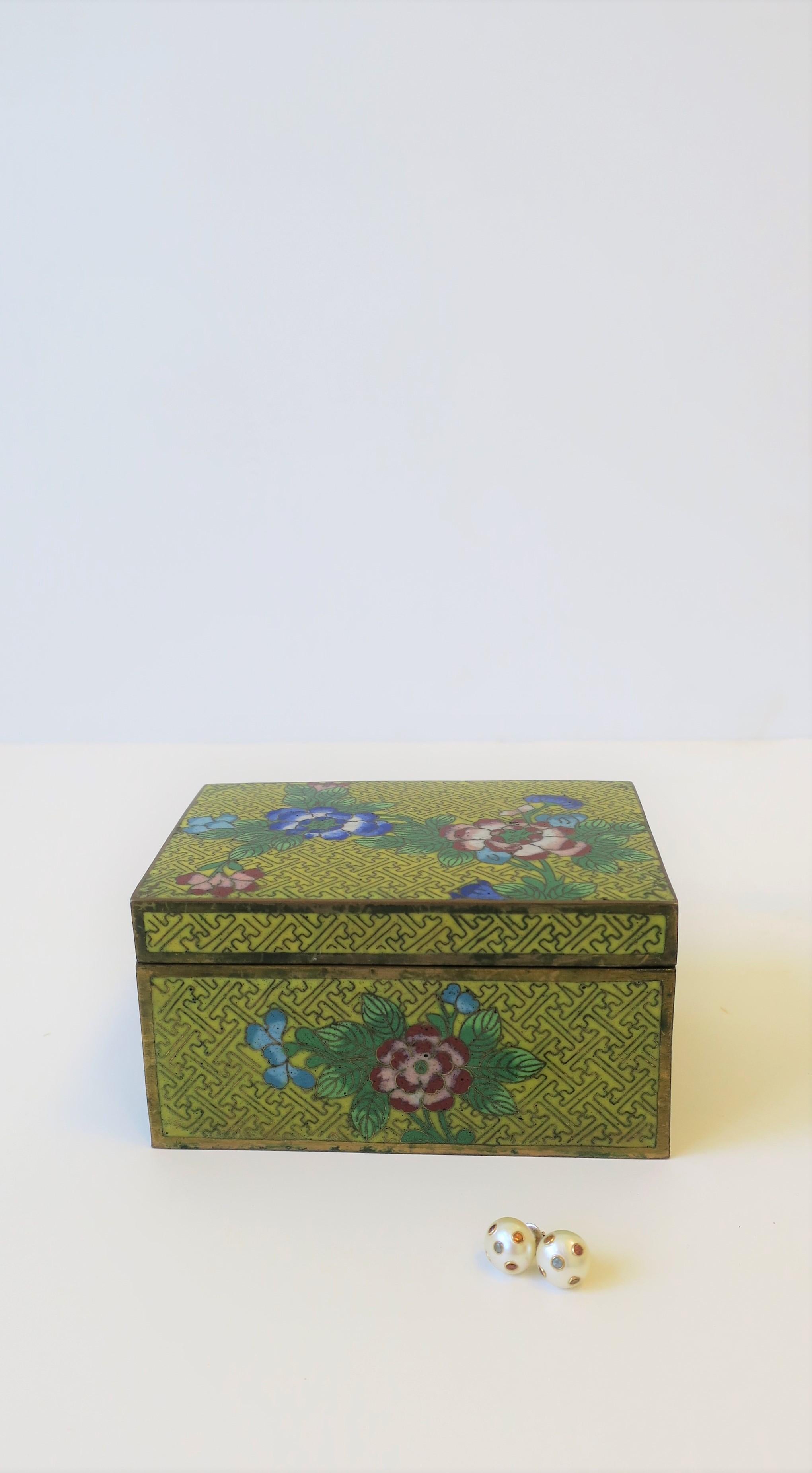 Boîte à bijoux chinoise en émail jaune et cloisonné et laiton 7