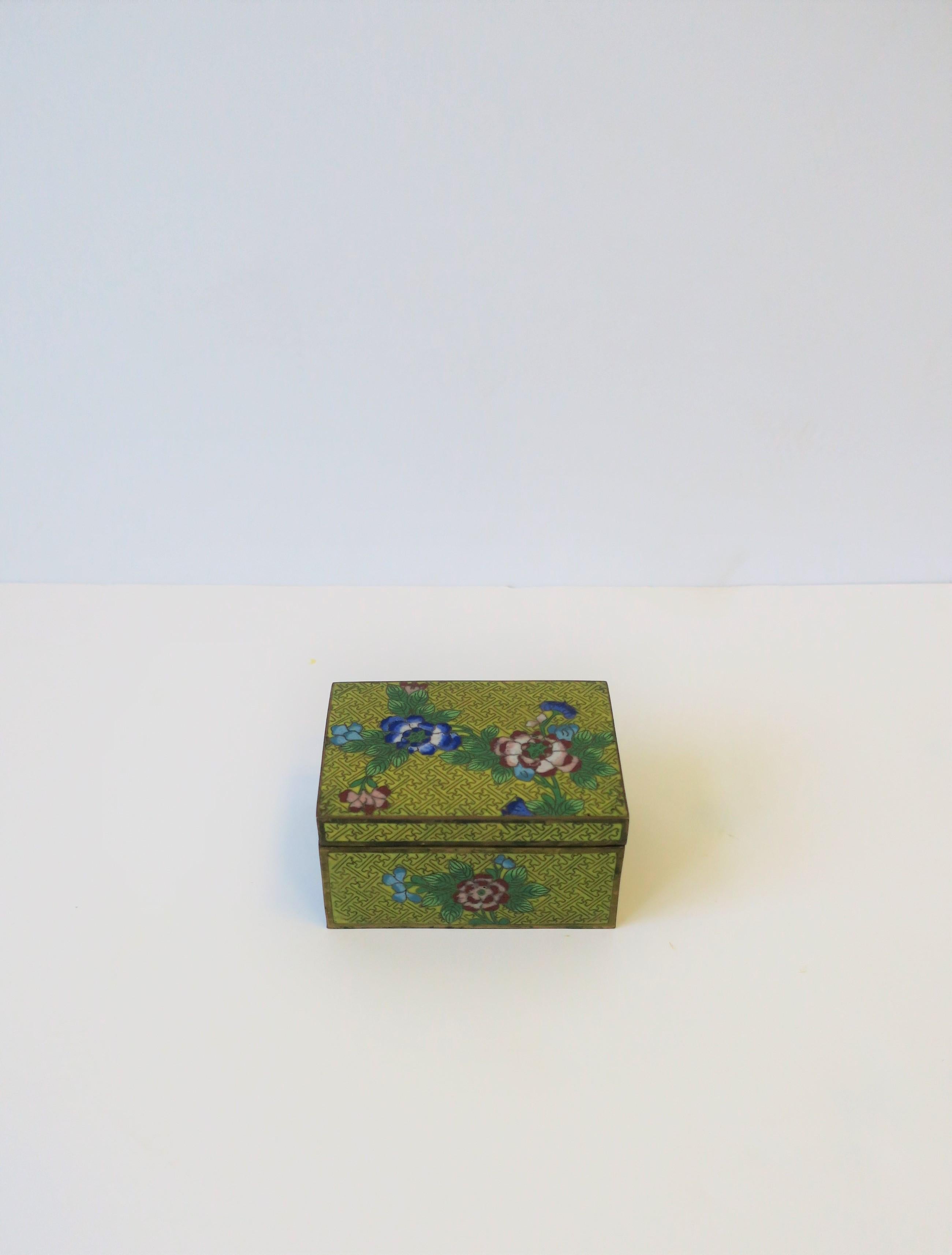 Boîte à bijoux chinoise en émail jaune et cloisonné et laiton 9