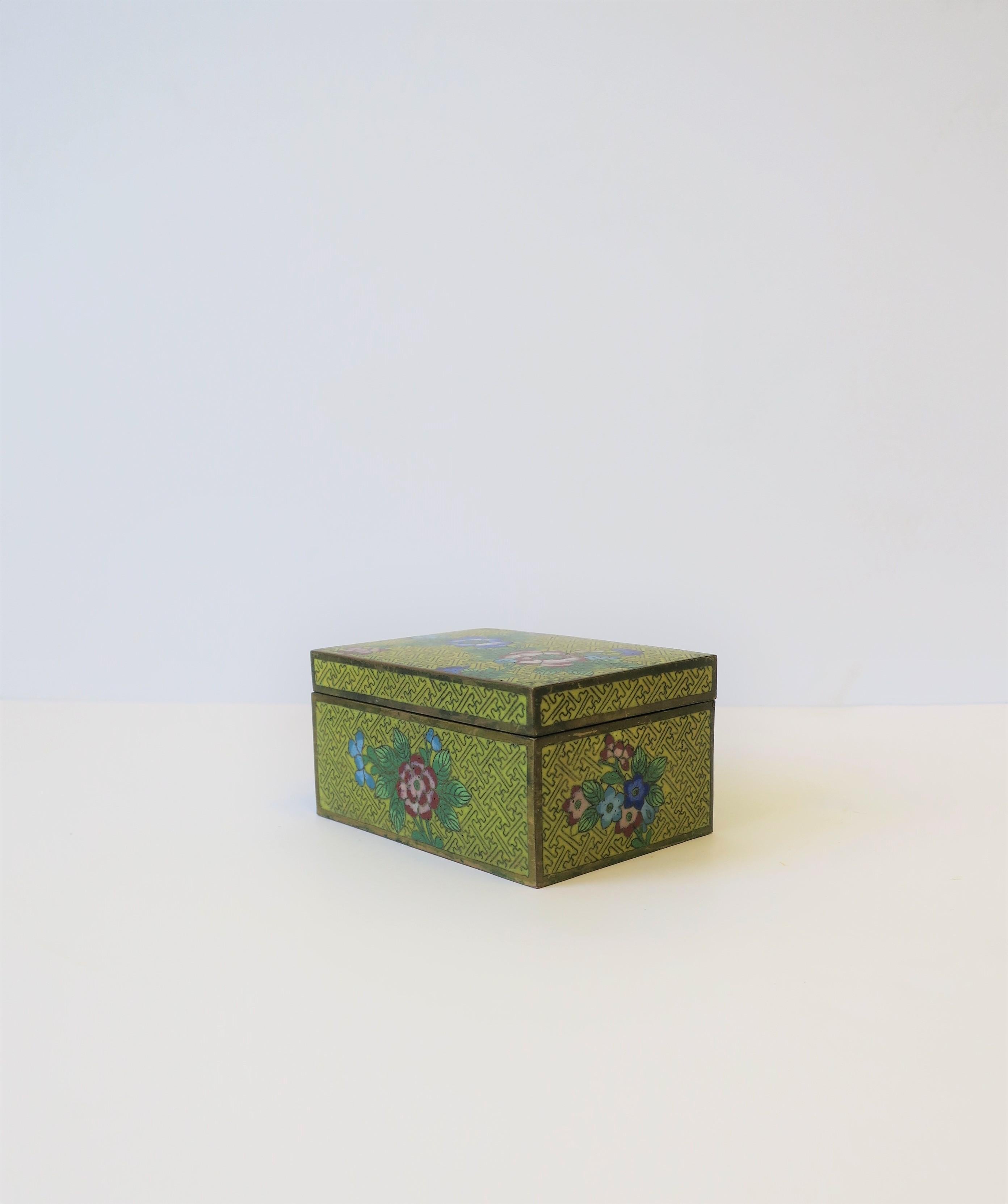 Chinois Boîte à bijoux chinoise en émail jaune et cloisonné et laiton