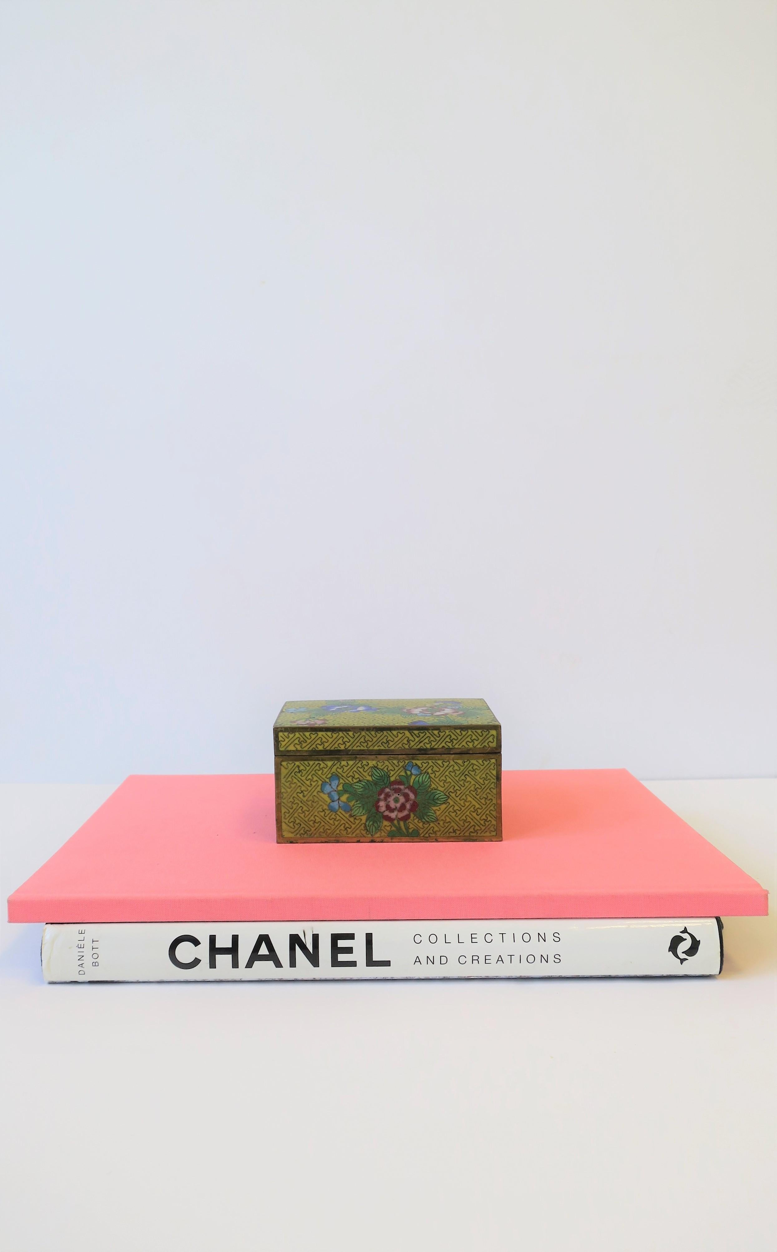 Boîte à bijoux chinoise en émail jaune et cloisonné et laiton Bon état à New York, NY