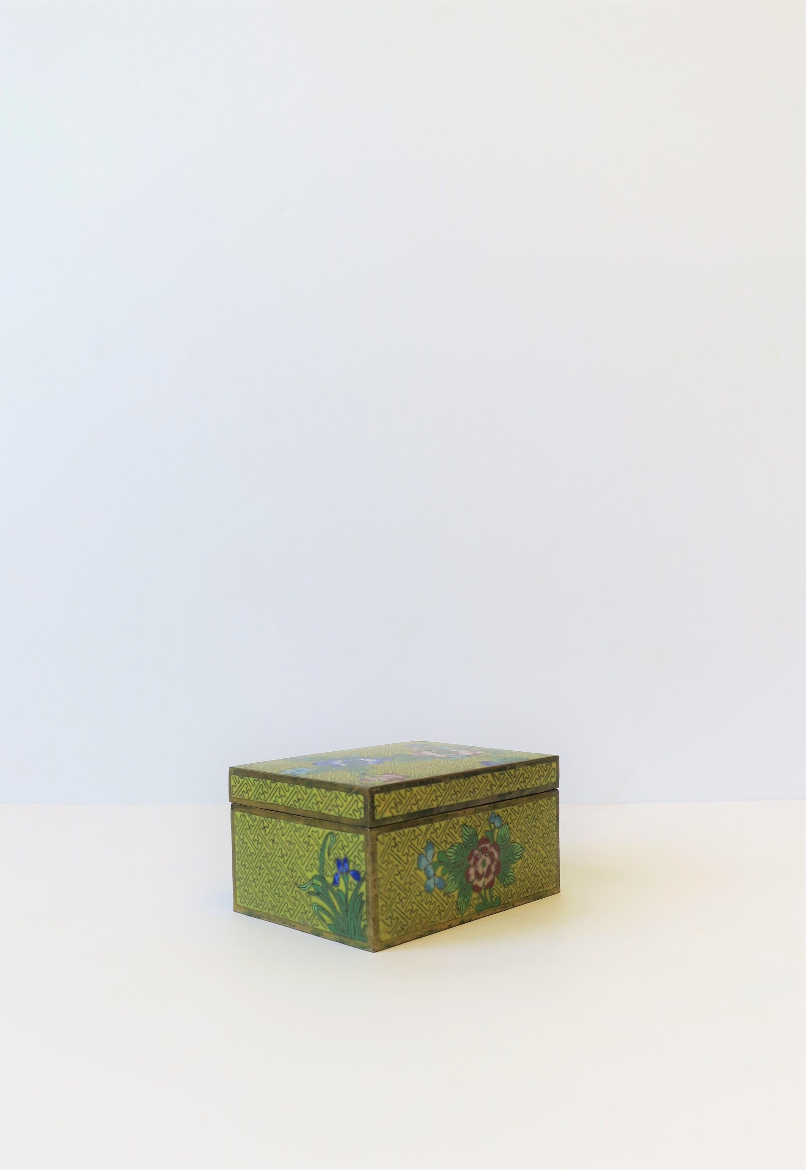 Boîte à bijoux chinoise en émail jaune et cloisonné et laiton 2