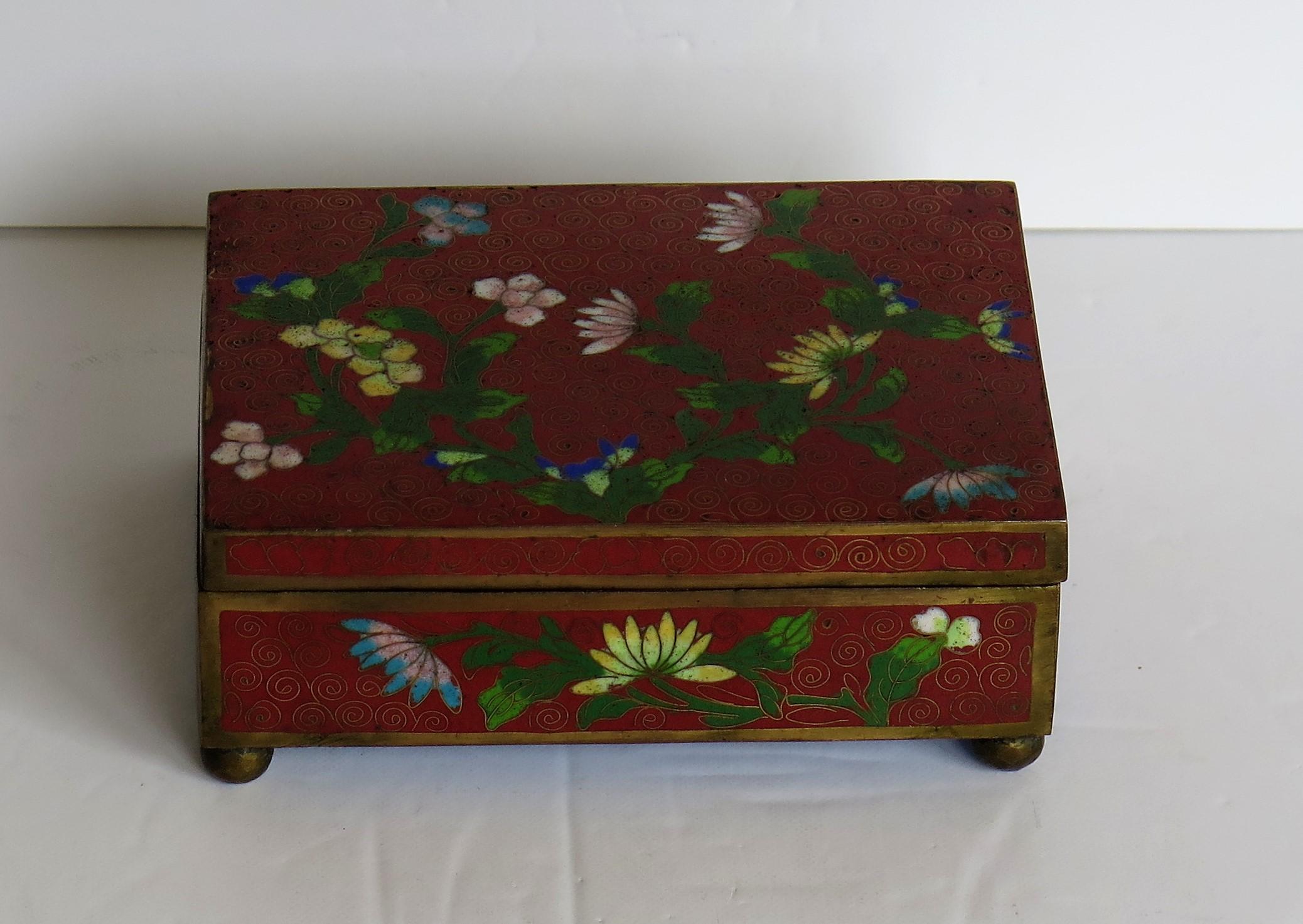 Chinese Cloisonné Box on Bun Feet with Hinged Lid, Late Qing Dynasty, circa 1900 In Good Condition In Lincoln, Lincolnshire