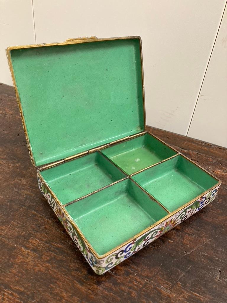 Boîte cloisonnée chinoise avec médaillon en jade sculpté en vente 6