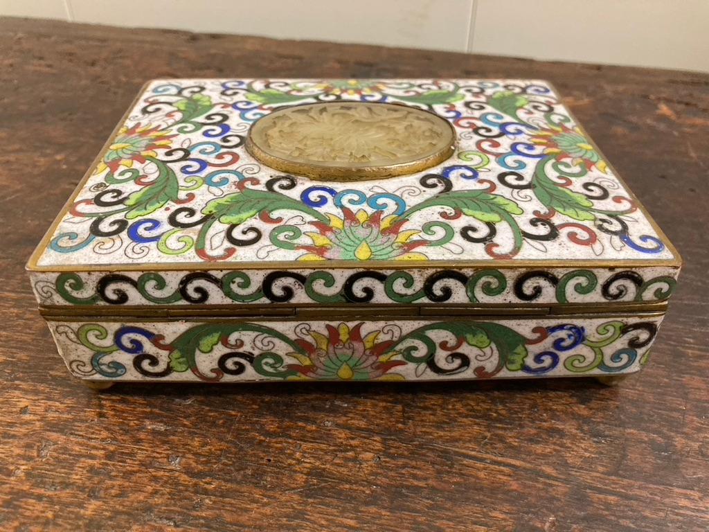 Chinese Cloisonne Box with Carved Jade Inset Medallion In Good Condition For Sale In Stamford, CT