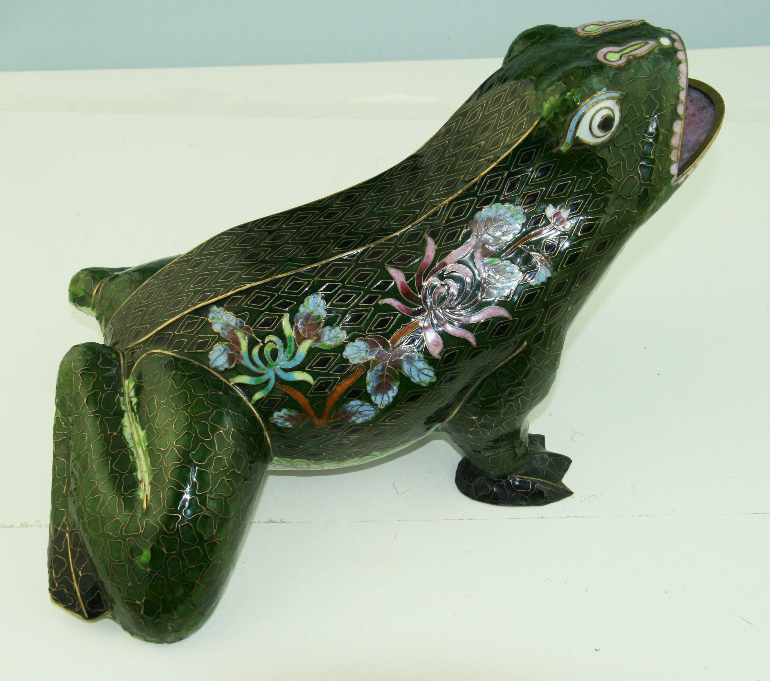 Japonais  Sculpture de grenouille cloisonnée surdimensionnée en laiton et émail, réalisée à la main.