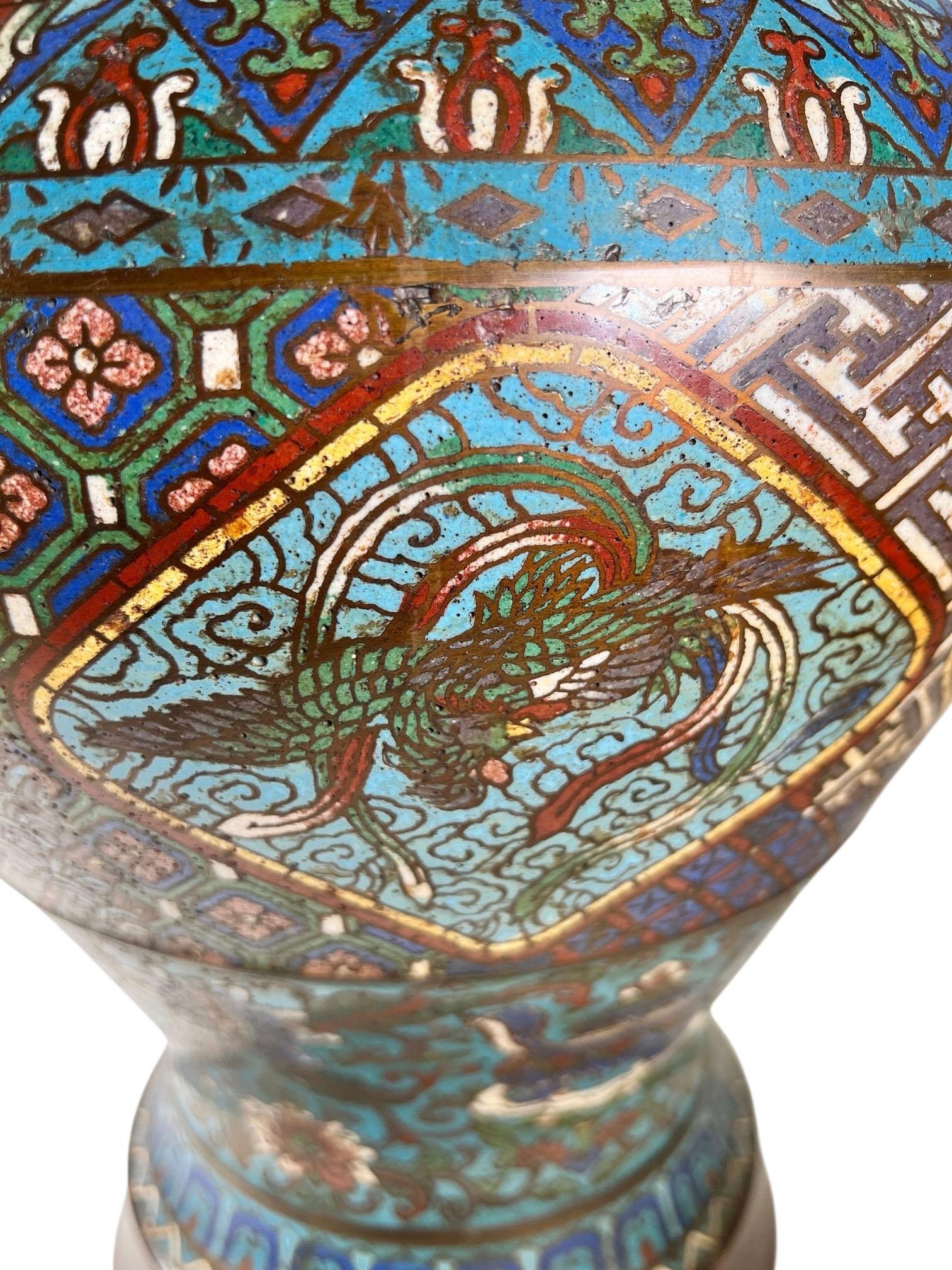 Chinesische Cloisonné-Bronze-Urne mit Griffen der Bestie (Metall) im Angebot