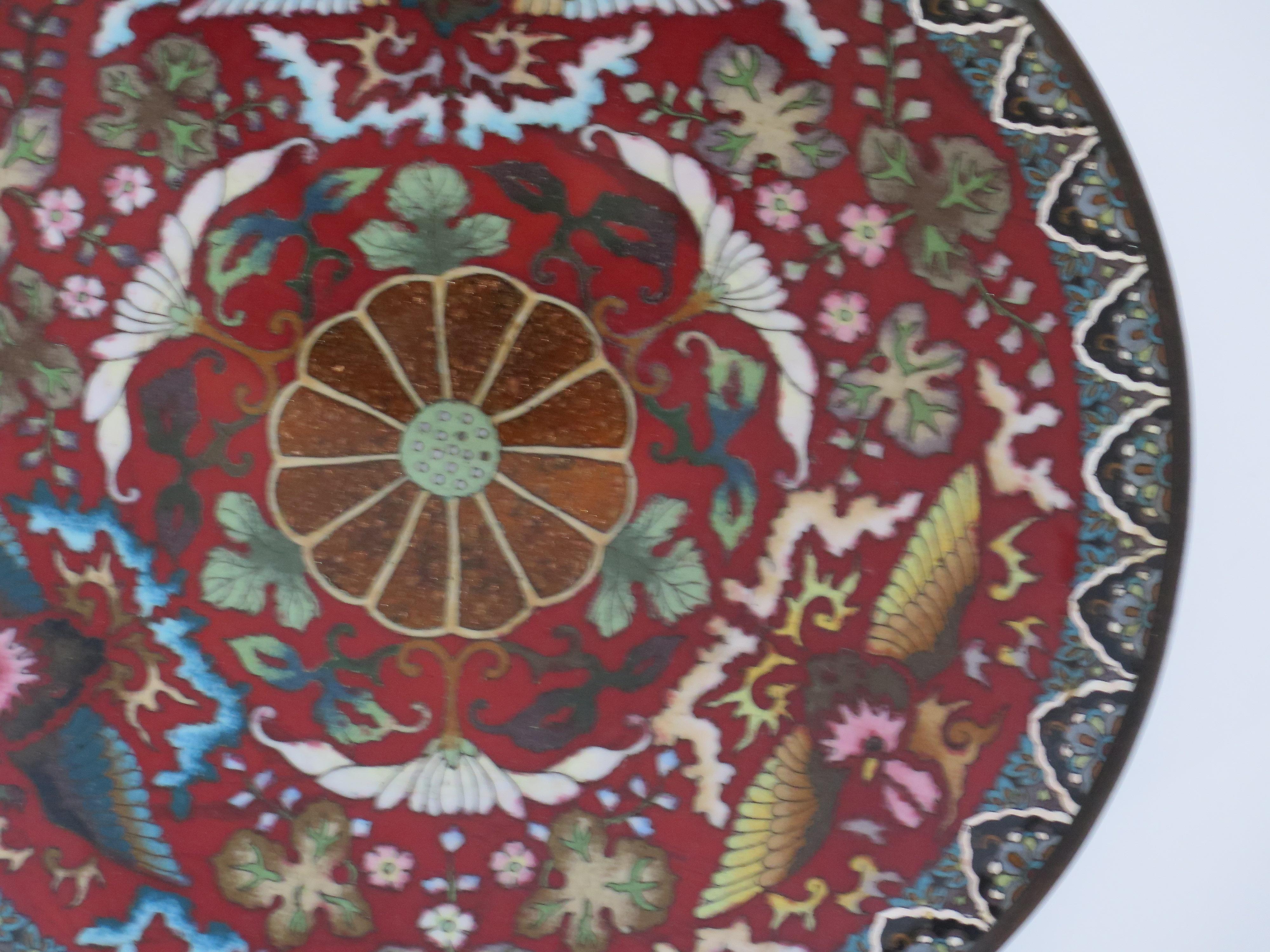 Chinesisch Cloisonné Charger oder große Platte feines Detail, Mitte des 19. im Angebot 1