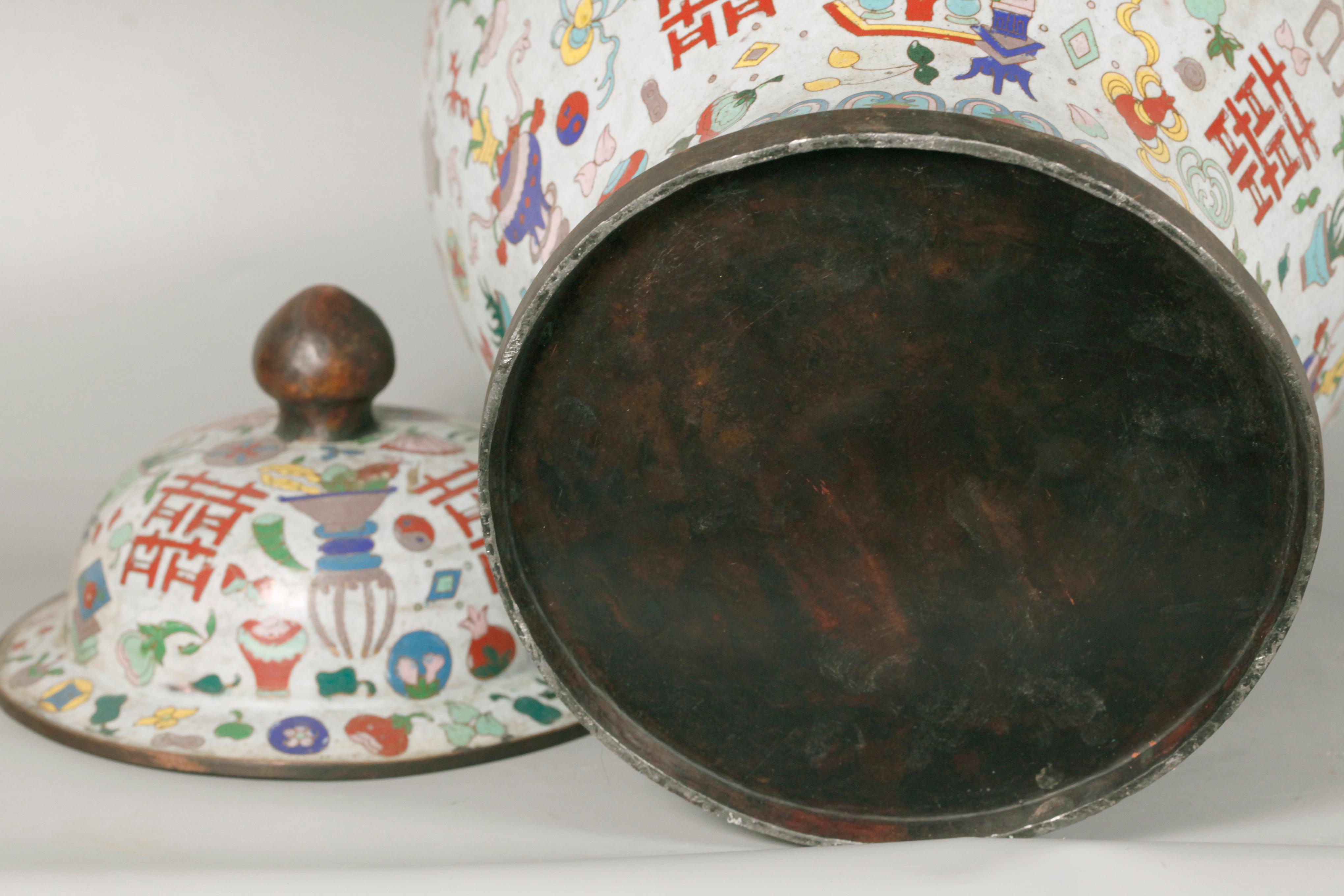 Jarra con tapa de cloisonné chino Chino en venta