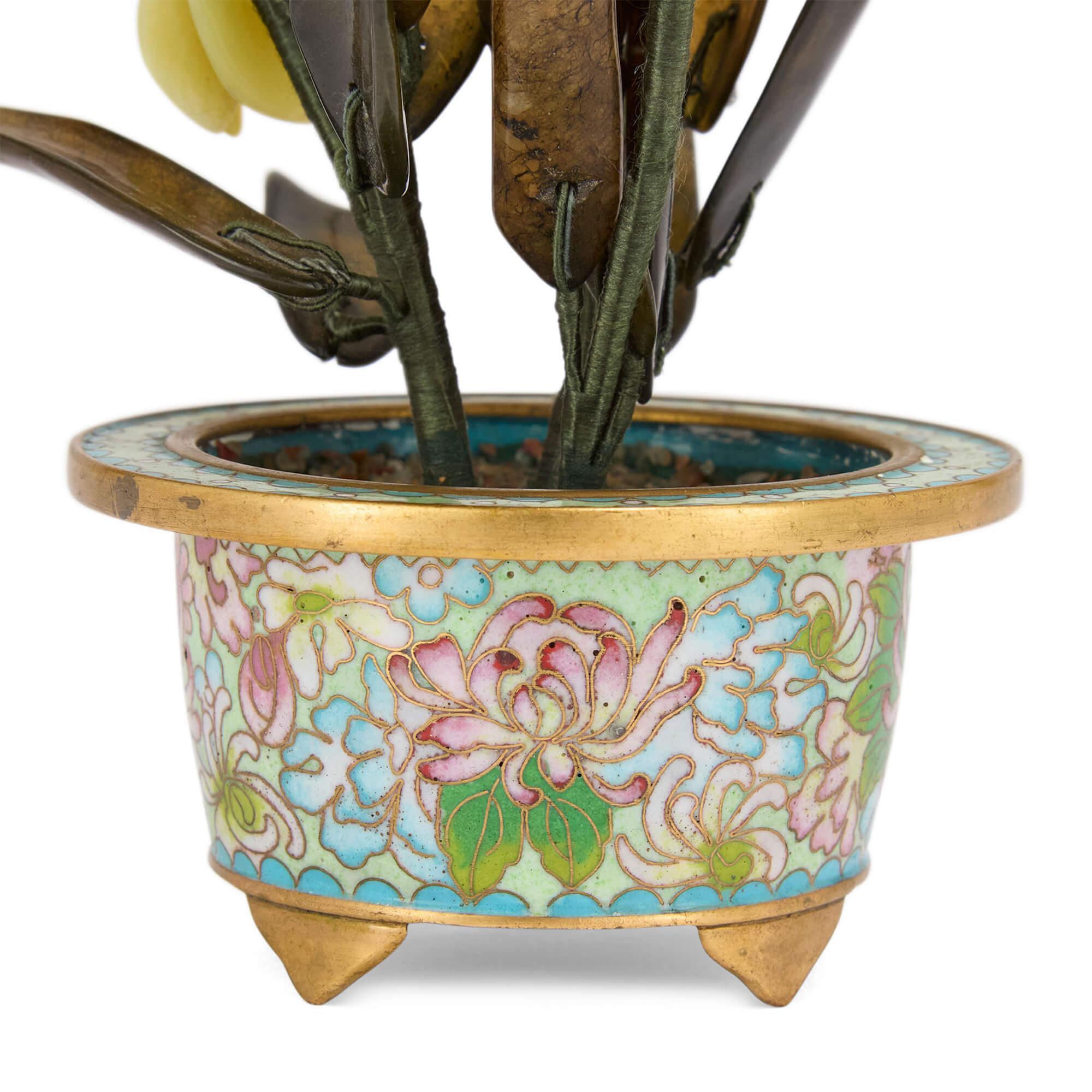 Intagliato Modello di fiore cinese in smalto cloisonné e pietra dura in vendita