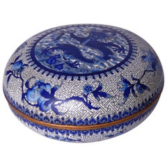 Chinesische chinesische Deckelschachtel aus Cloisonné-Emaille in Blau und Weiß