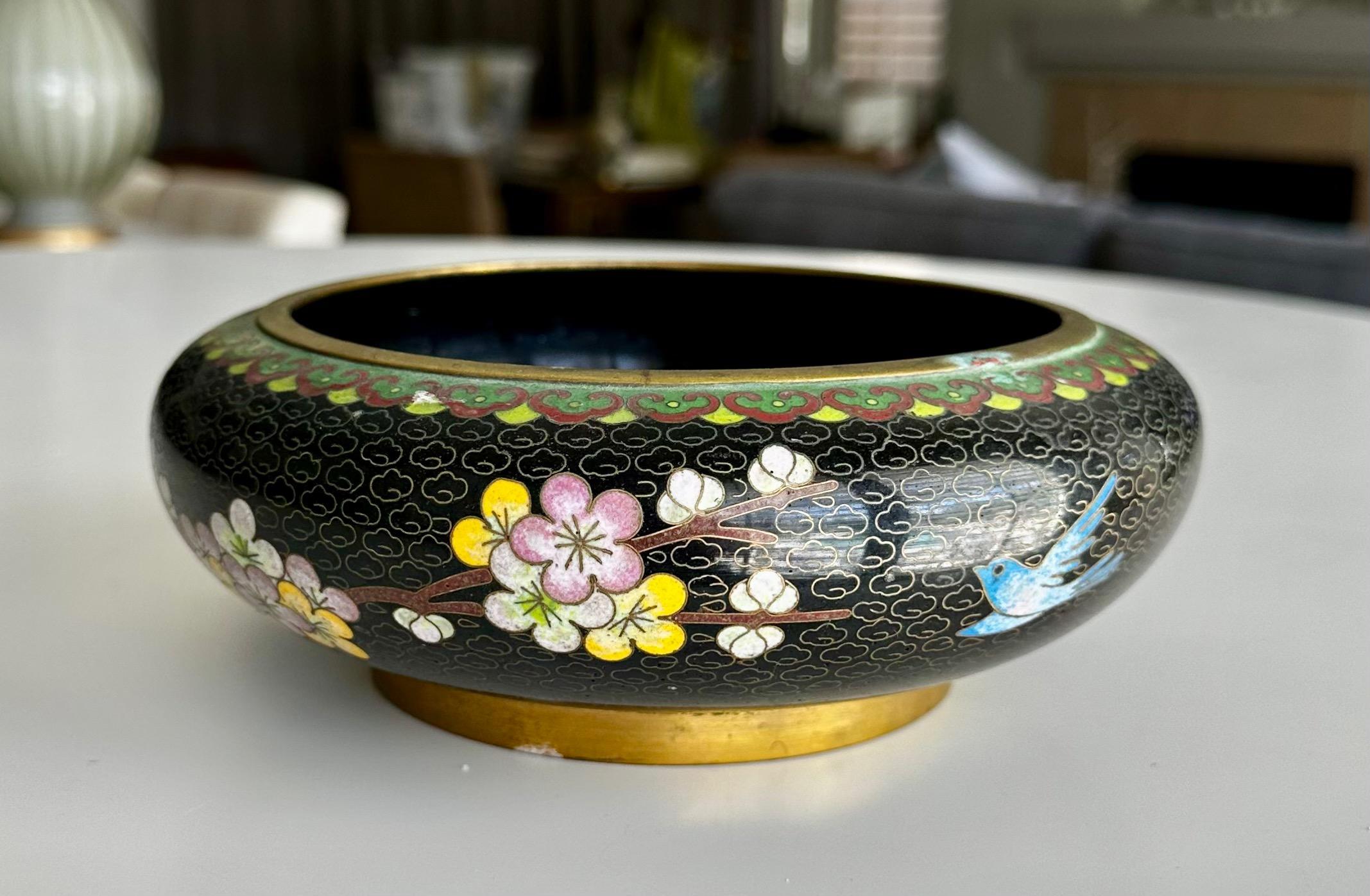 Chinese Cloisonne Enamel Bowl Flowers & Birds In Good Condition For Sale In Palm Springs, CA