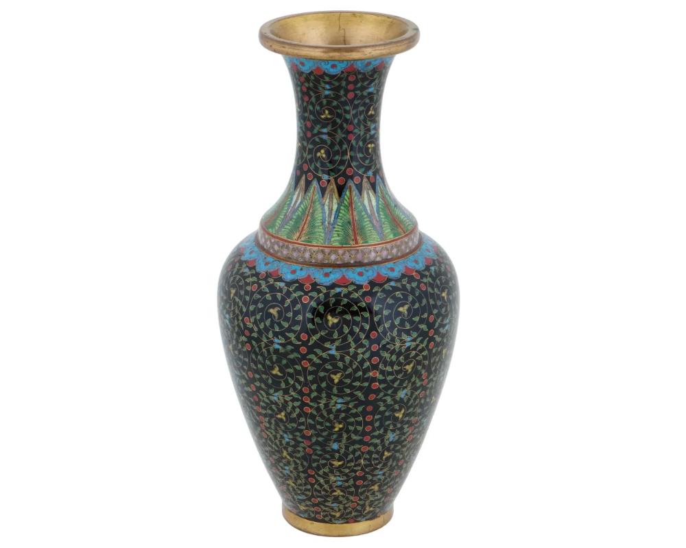 Chinois Vase chinois en laiton émaillé cloisonné avec motif de feuillage en vente