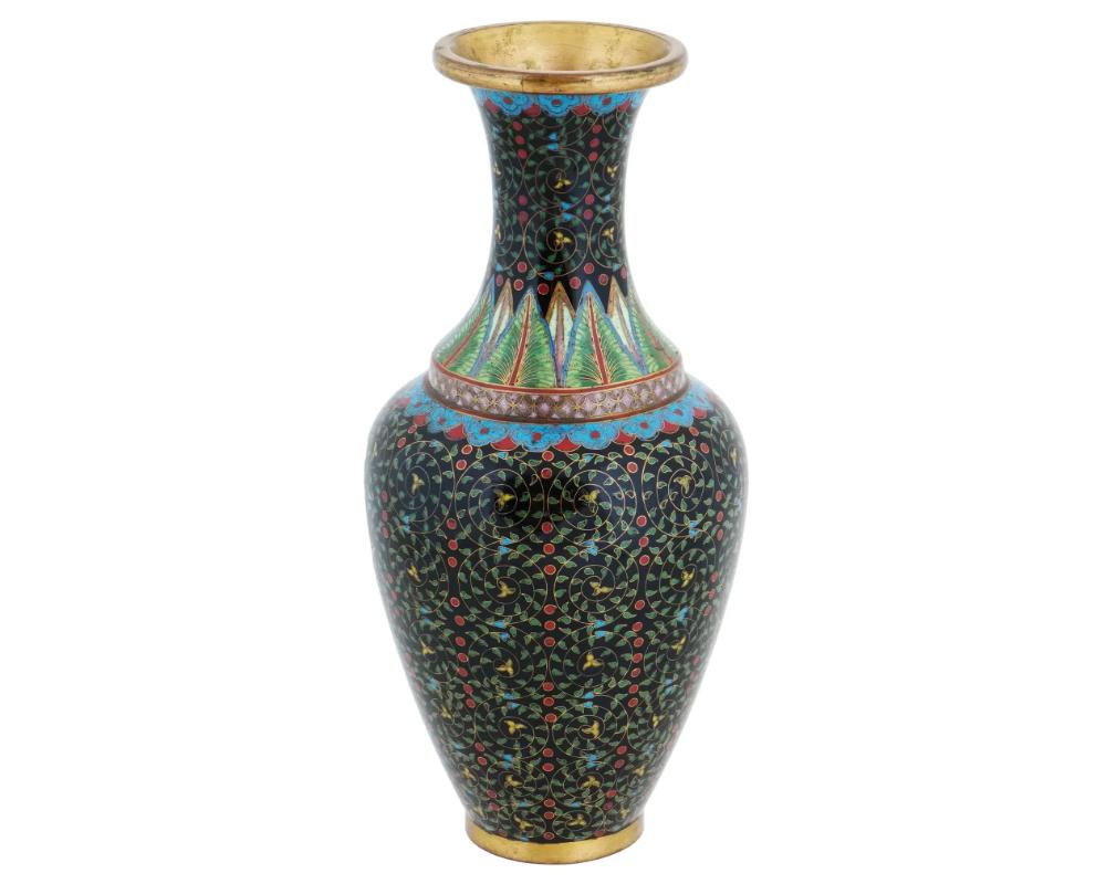 Cloisonné Vase chinois en laiton émaillé cloisonné avec motif de feuillage en vente