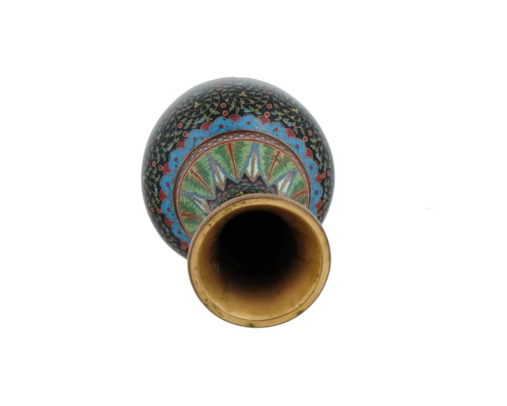 Vase chinois en laiton émaillé cloisonné avec motif de feuillage Bon état - En vente à Queens, NY