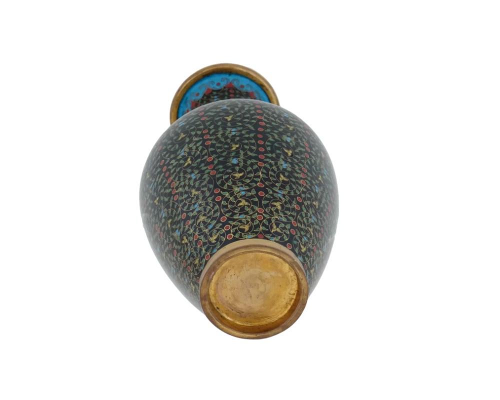 20ième siècle Vase chinois en laiton émaillé cloisonné avec motif de feuillage en vente