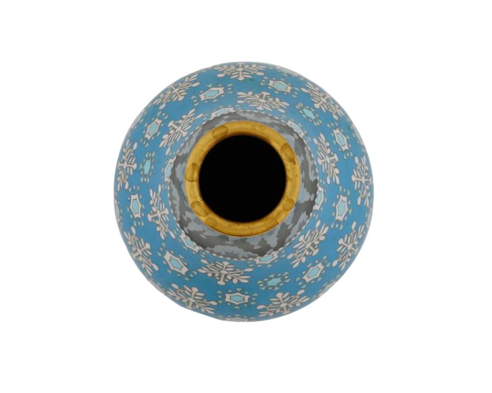 Chinese Cloisonne Enamel Brass Vase W Snowflakes In Good Condition For Sale In New York, NY