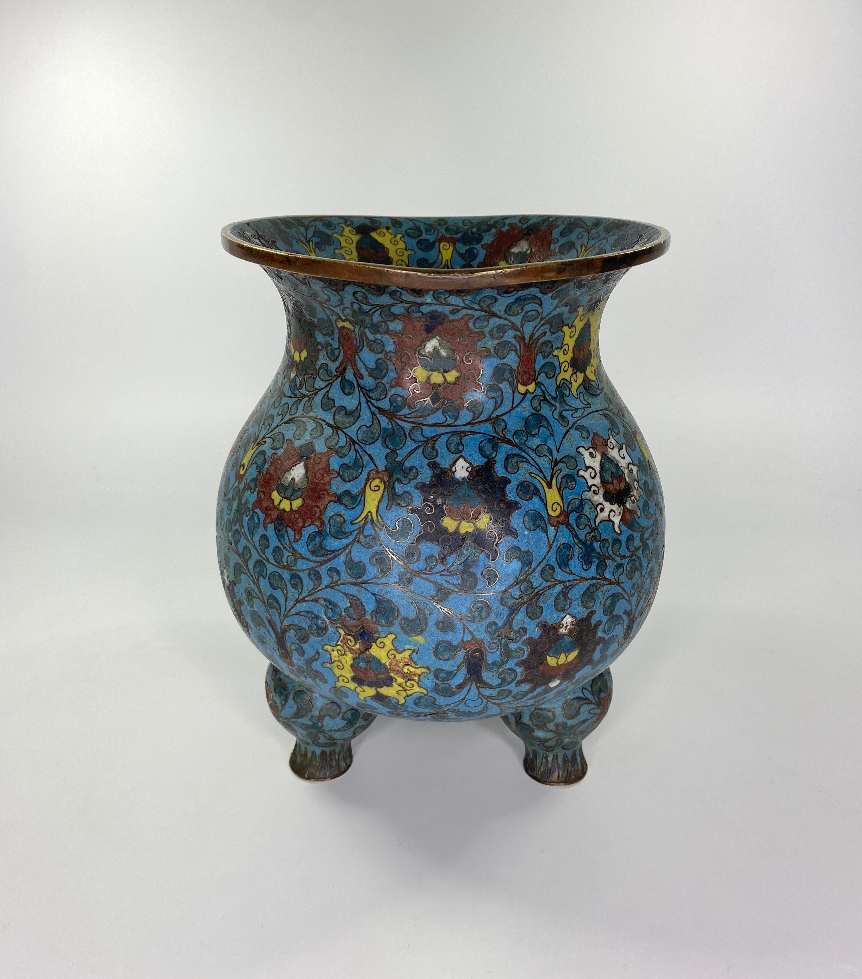 Chinese cloisonne enamel censer, of large size, 17th century, Ming Dynasty.
The bronze globular body, decorated with a continuous band of flowering lotus scroll, upon a blue ground, a pattern that is repeated to the interior rim. Set upon three