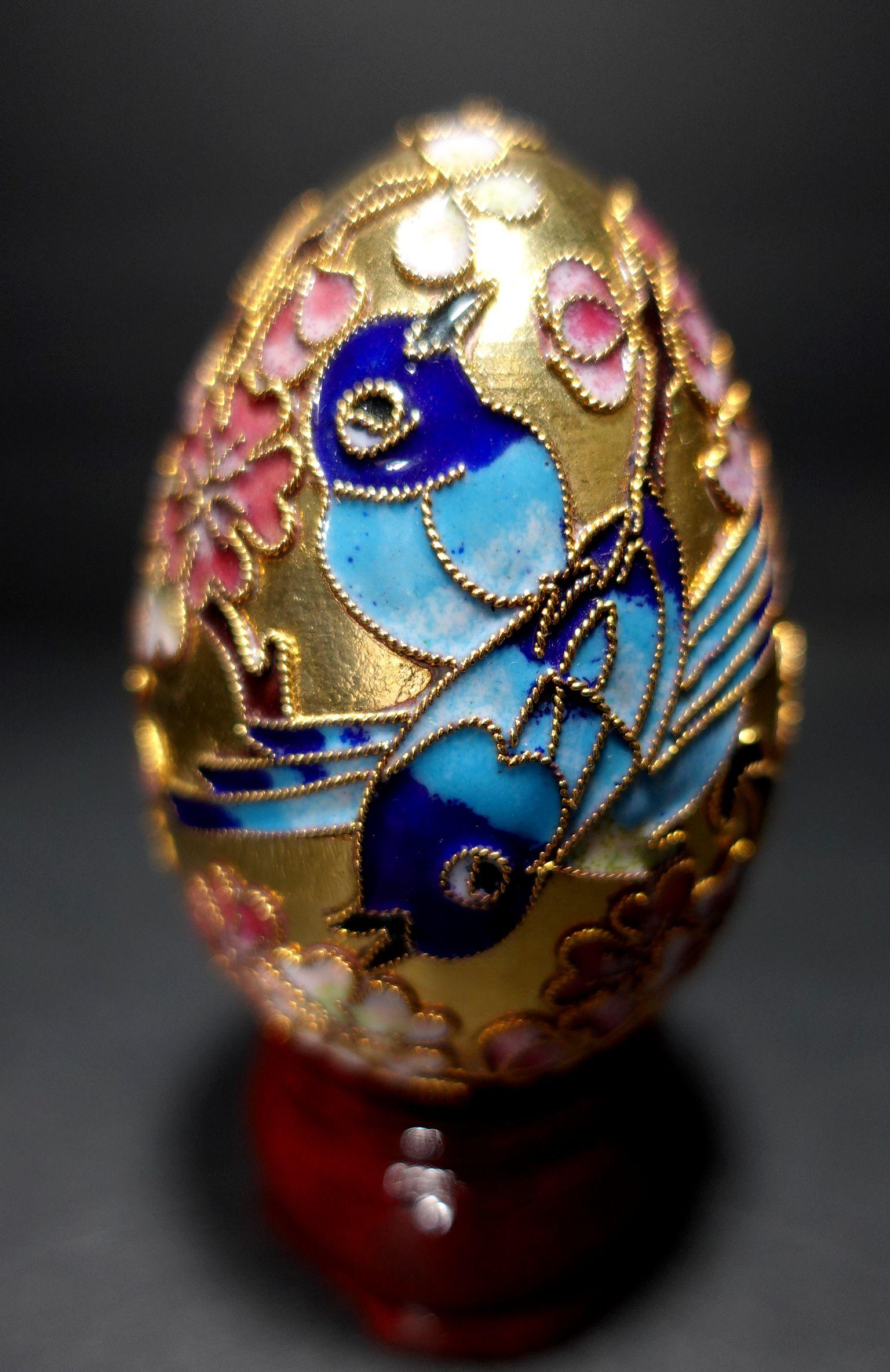 Presenting a cute Chinese cloisonné enamel egg depicting two Blue Birds with a wood stand, early 20 century.