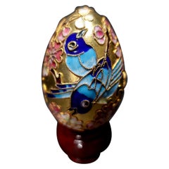 Uovo cinese in smalto cloisonné "Blue Bords" con supporto in Wood, inizio XX secolo #1