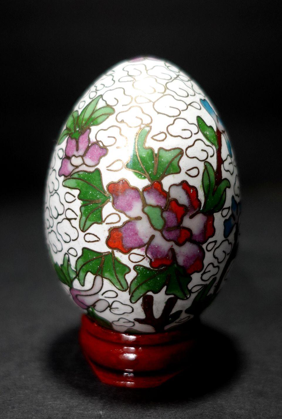Presenting a cute Chinese cloisonné enamel egg depicting flora theme Birds with a wood stand, early 20th century.