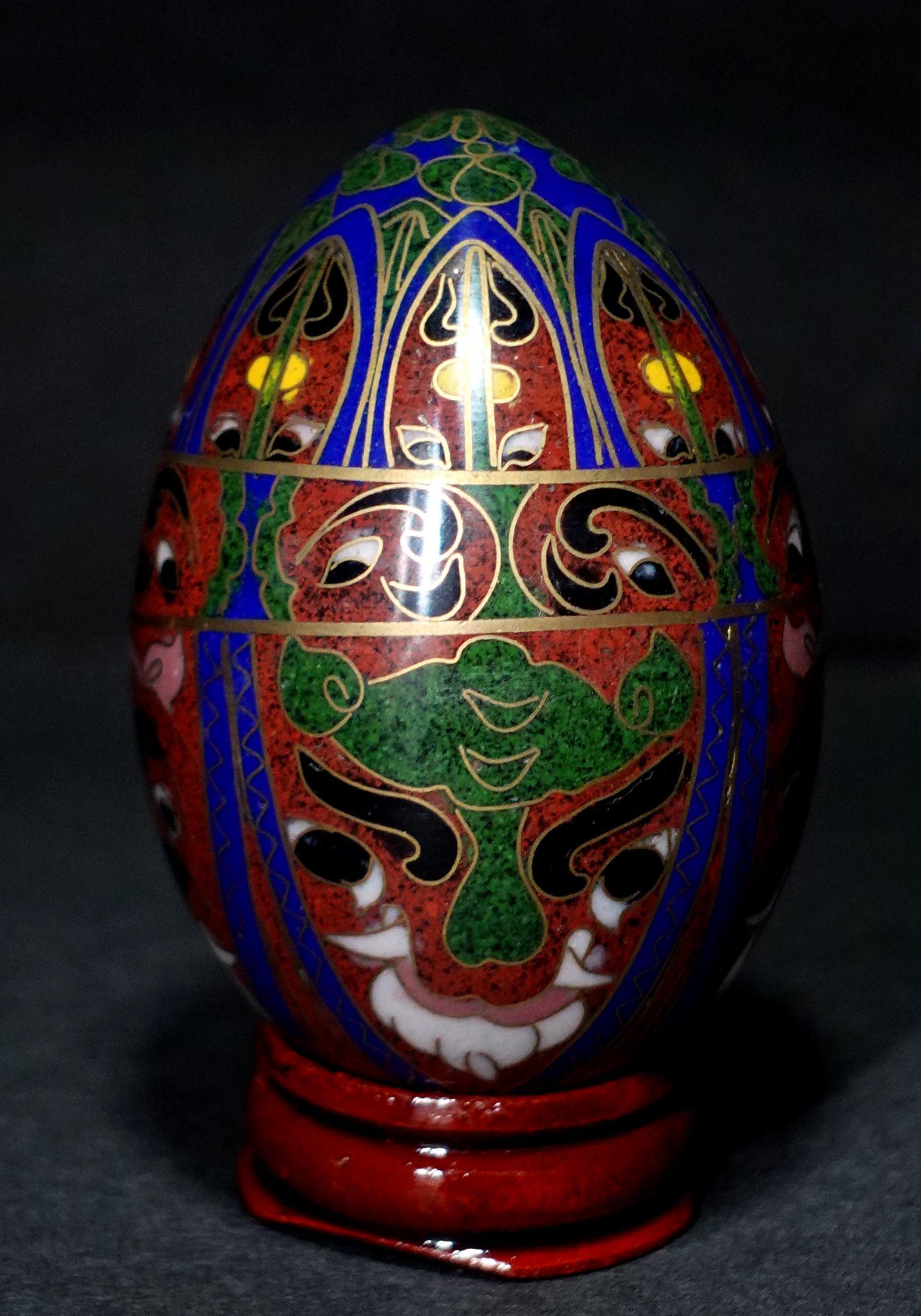 Presenting a beautiful Chinese cloisonné enamel egg depicting the faces of the Chinese traditional opera theme with a wood stand, early 20 century.