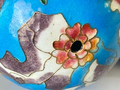 Huevo chino de esmalte cloisonné con soporte de madera, principios del siglo XX