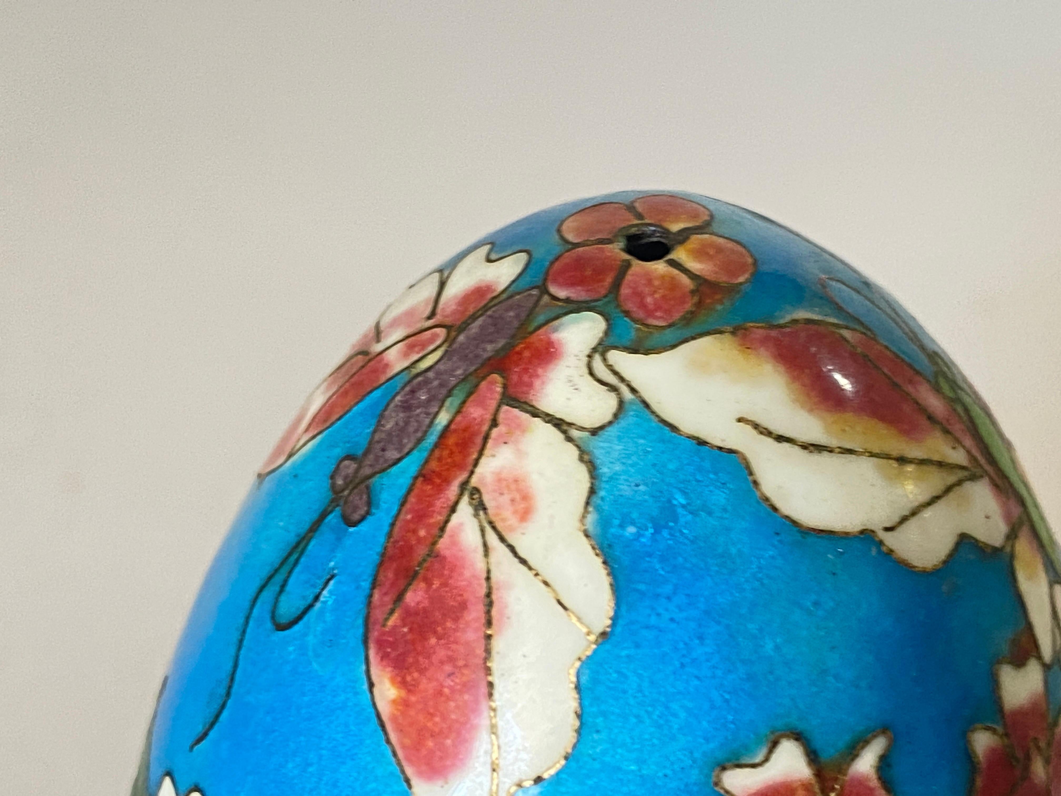Cloisonné Œuf en émail cloisonné chinois avec support en bois, début du 20e siècle en vente