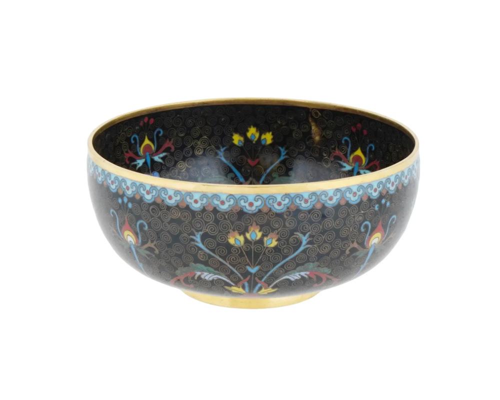 Cuenco chino dorado con diseño de esmalte cloisonné. Pieza de pie redondo adornada con ornamentos florales y pequeñas espirales en técnica de cloisonné. El interior también está decorado con ornamentos similares en técnica de cloisonné. Tiene el