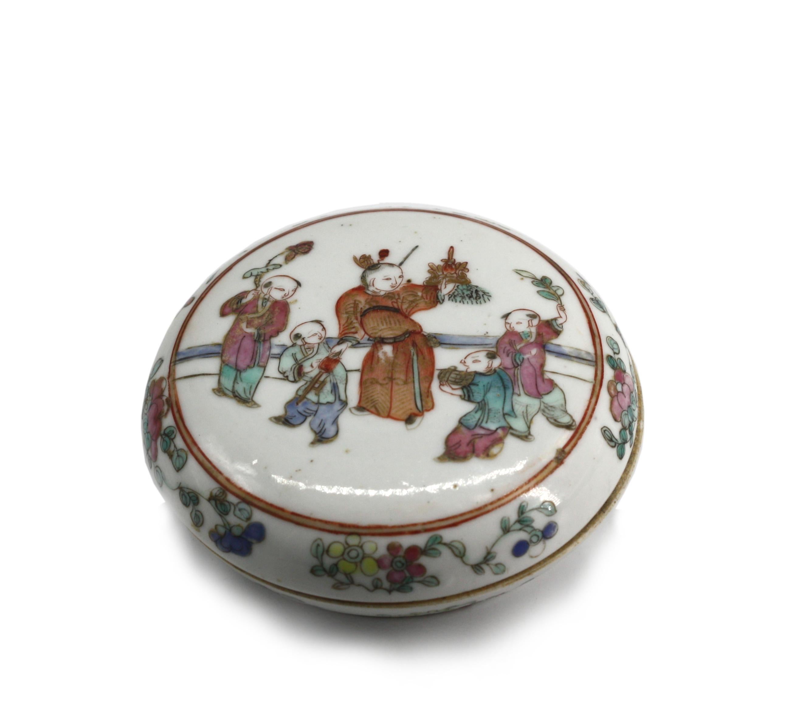 
Vase chinois en émail cloisonné.
Le récipient conique à long col et à pied circulaire étalé est décoré de fleurs colorées sur un fond bleu ciel.
Hauteur 6,5 pouces, Diamètre à l'épaule 2,75 pouces.
Rapport de condition
Bon état.