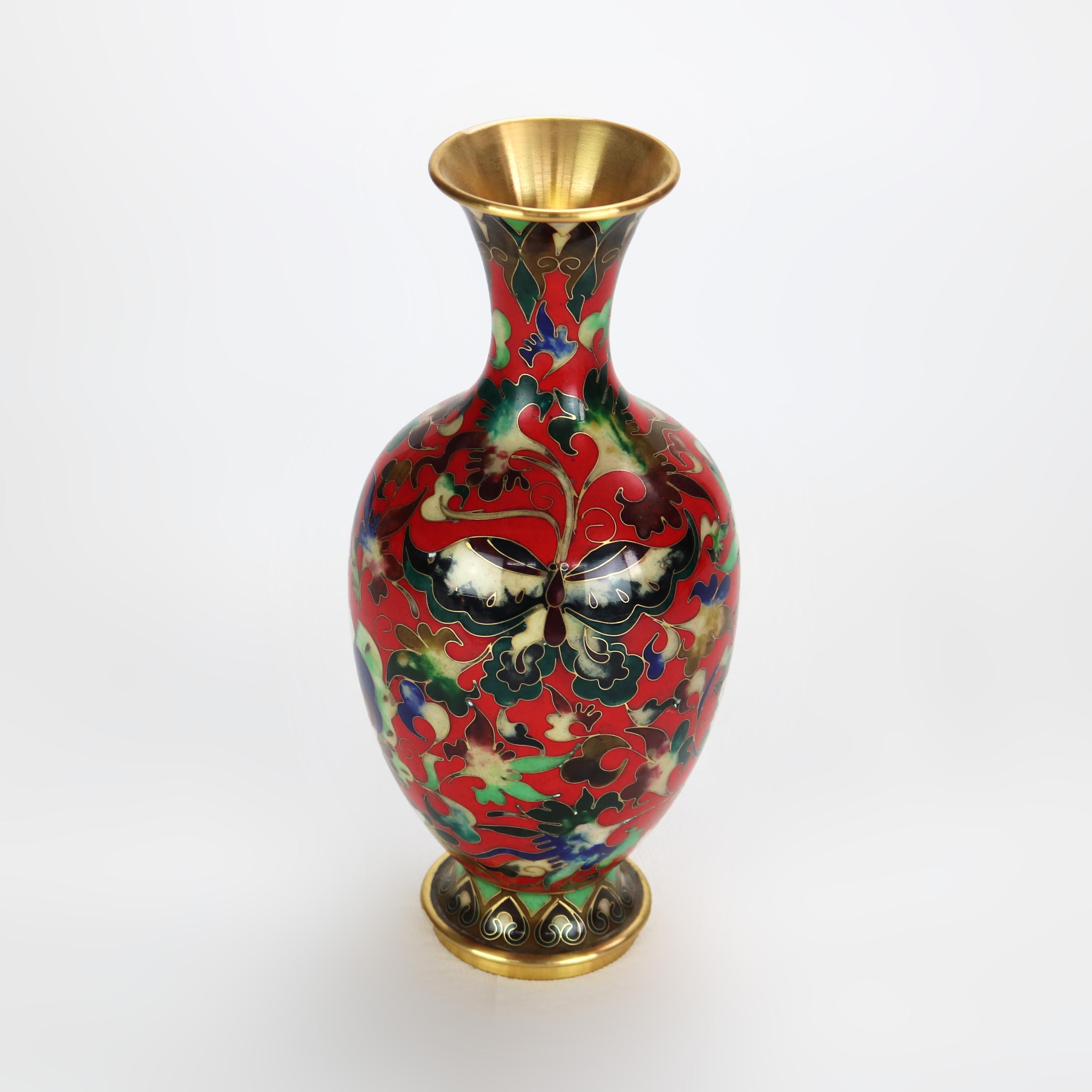 Vaso cinese smaltato in cloisonne con scena di giardino e farfalla, firmato, XX secolo; 
