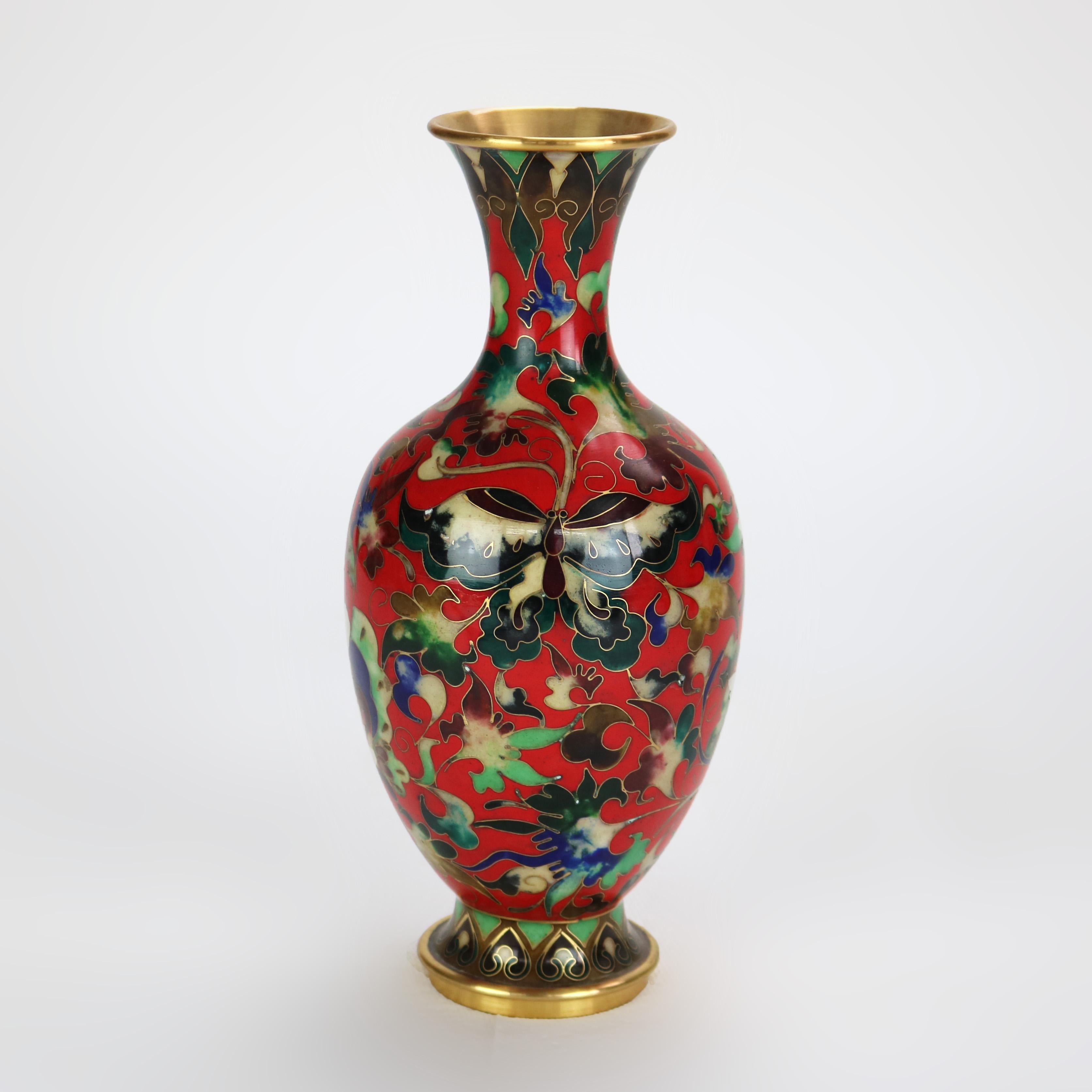 Smaltato Vaso cinese smaltato in cloisonne con scena di giardino e farfalla, firmato, XX sec. in vendita