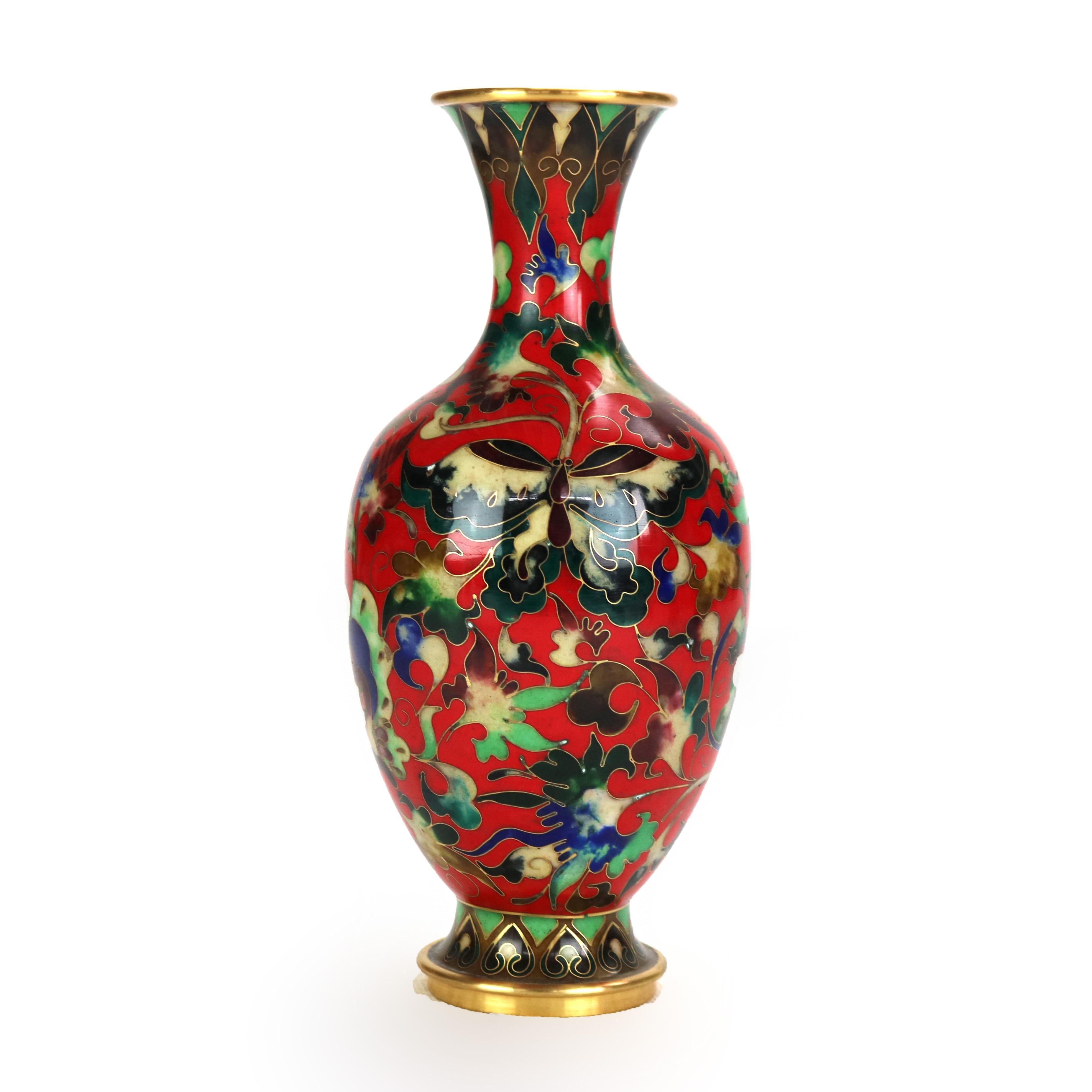 Vaso cinese smaltato in cloisonne con scena di giardino e farfalla, firmato, XX sec. In condizioni buone in vendita a Big Flats, NY