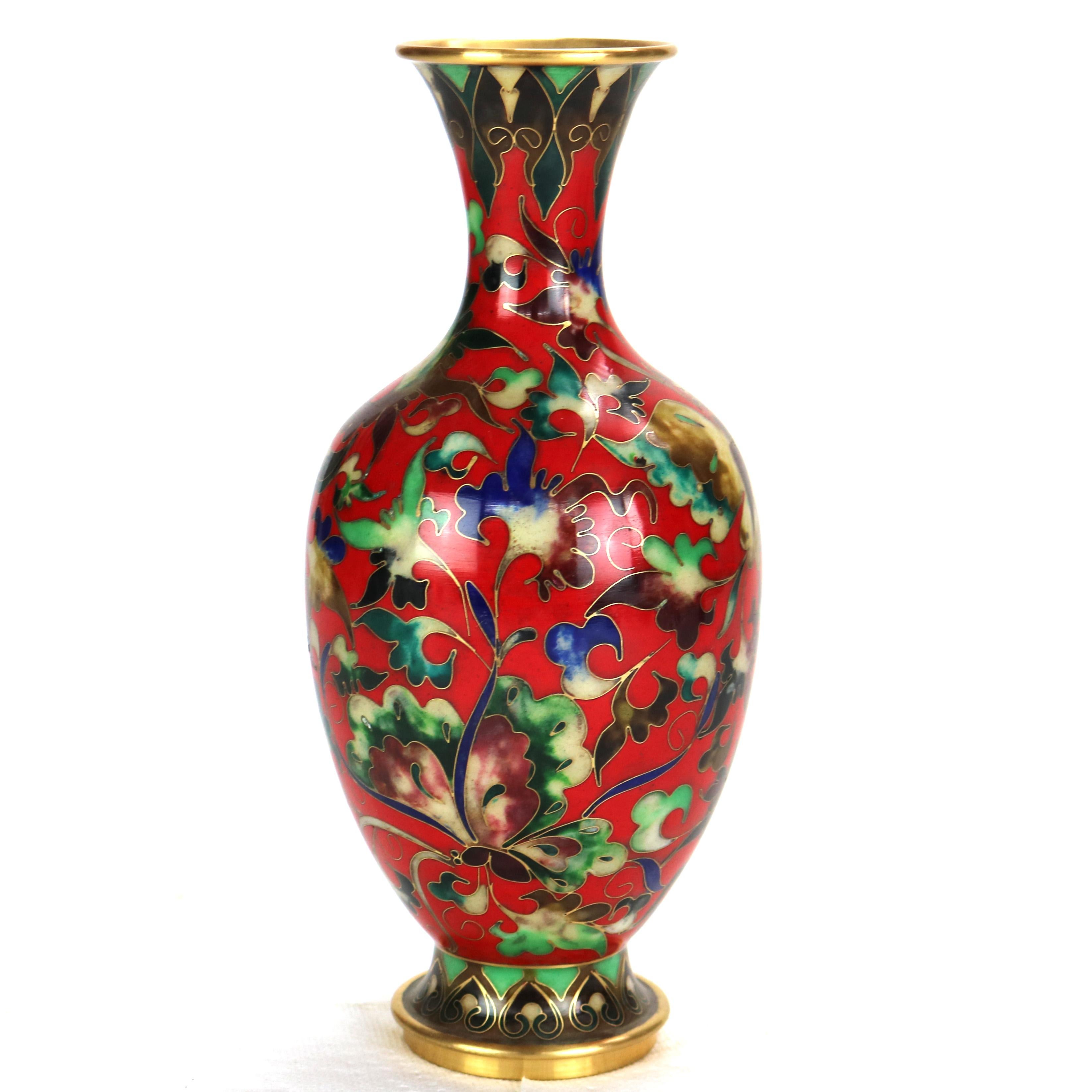 XX secolo Vaso cinese smaltato in cloisonne con scena di giardino e farfalla, firmato, XX sec. in vendita