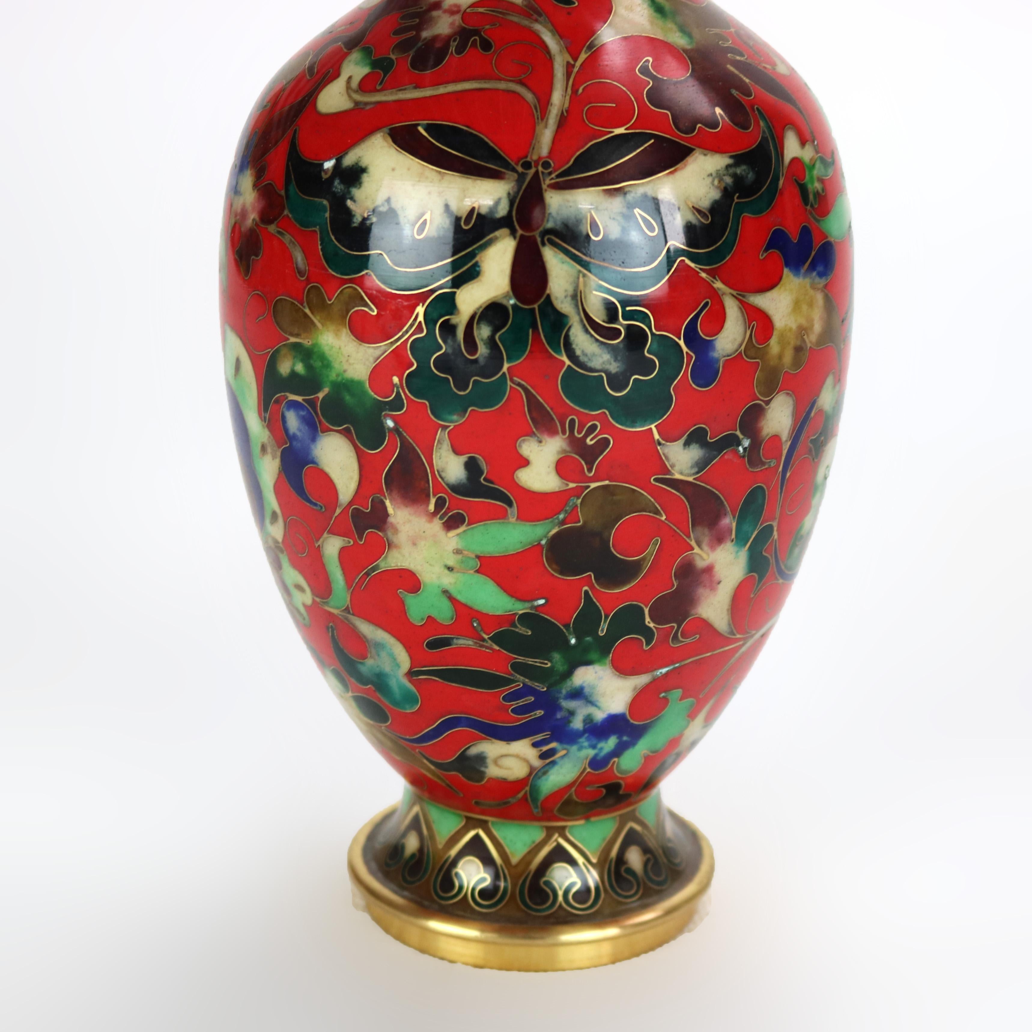 Vaso cinese smaltato in cloisonne con scena di giardino e farfalla, firmato, XX sec. in vendita 1