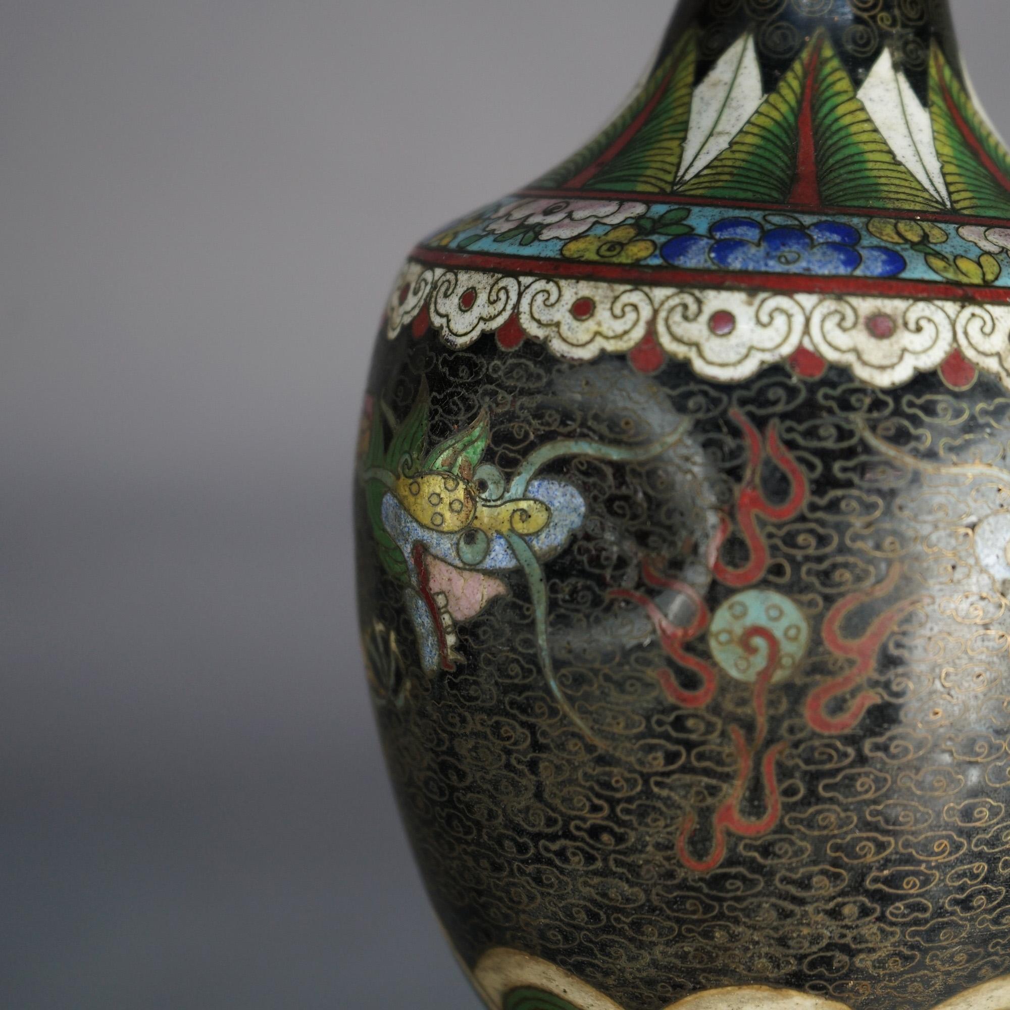 Chinesische Cloisonne emaillierte Gefäße - Drei Vasen und drei Kanister C1920 (Metall) im Angebot