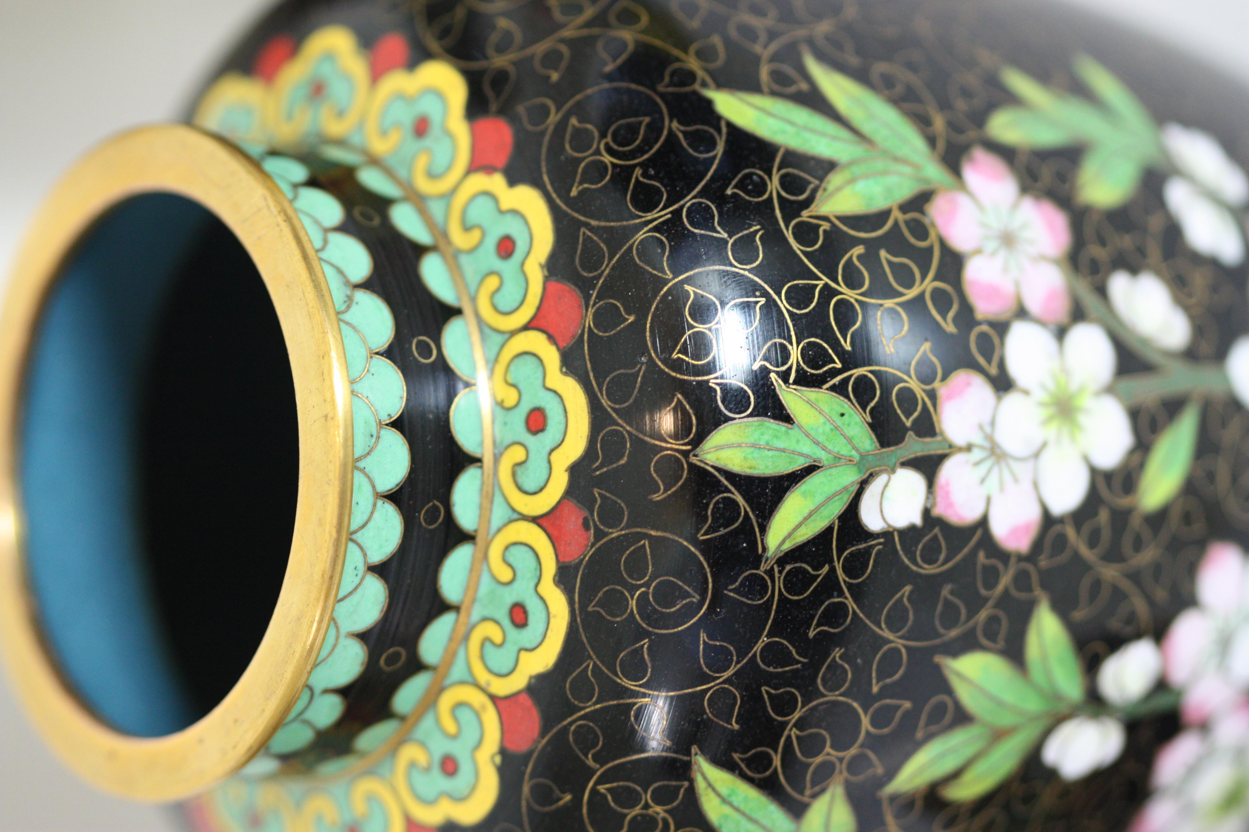 Chinese cloisonne garniture set For Sale 3