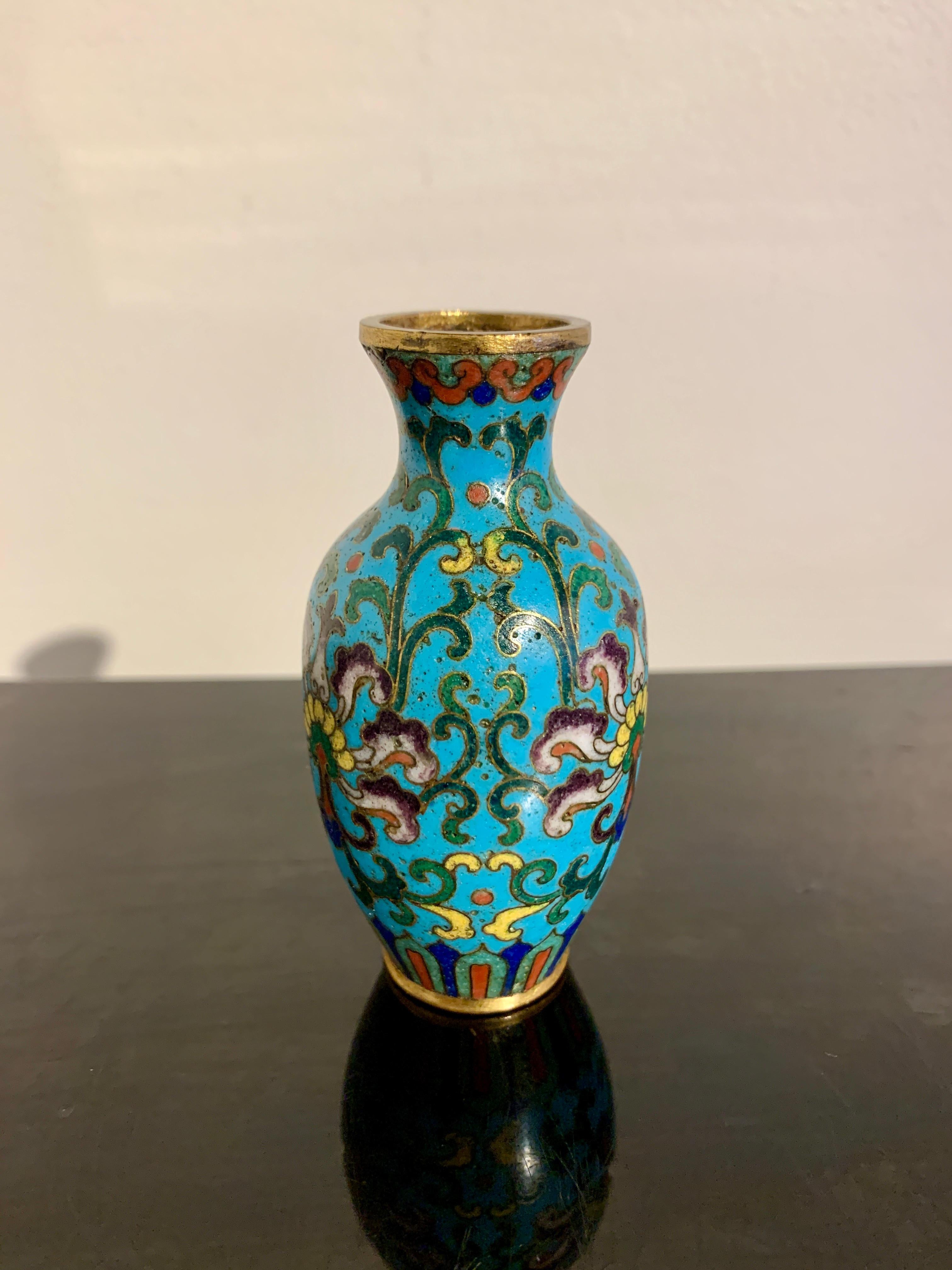 A small and elegant Chinese cloisonné vase for incense tools, Qing Dynasty, 18th/19th century, China.

Made for the scholar's studio, this small refined vase, was used to hold incense tools, including a small pair of tongs or chopsticks and spoon.