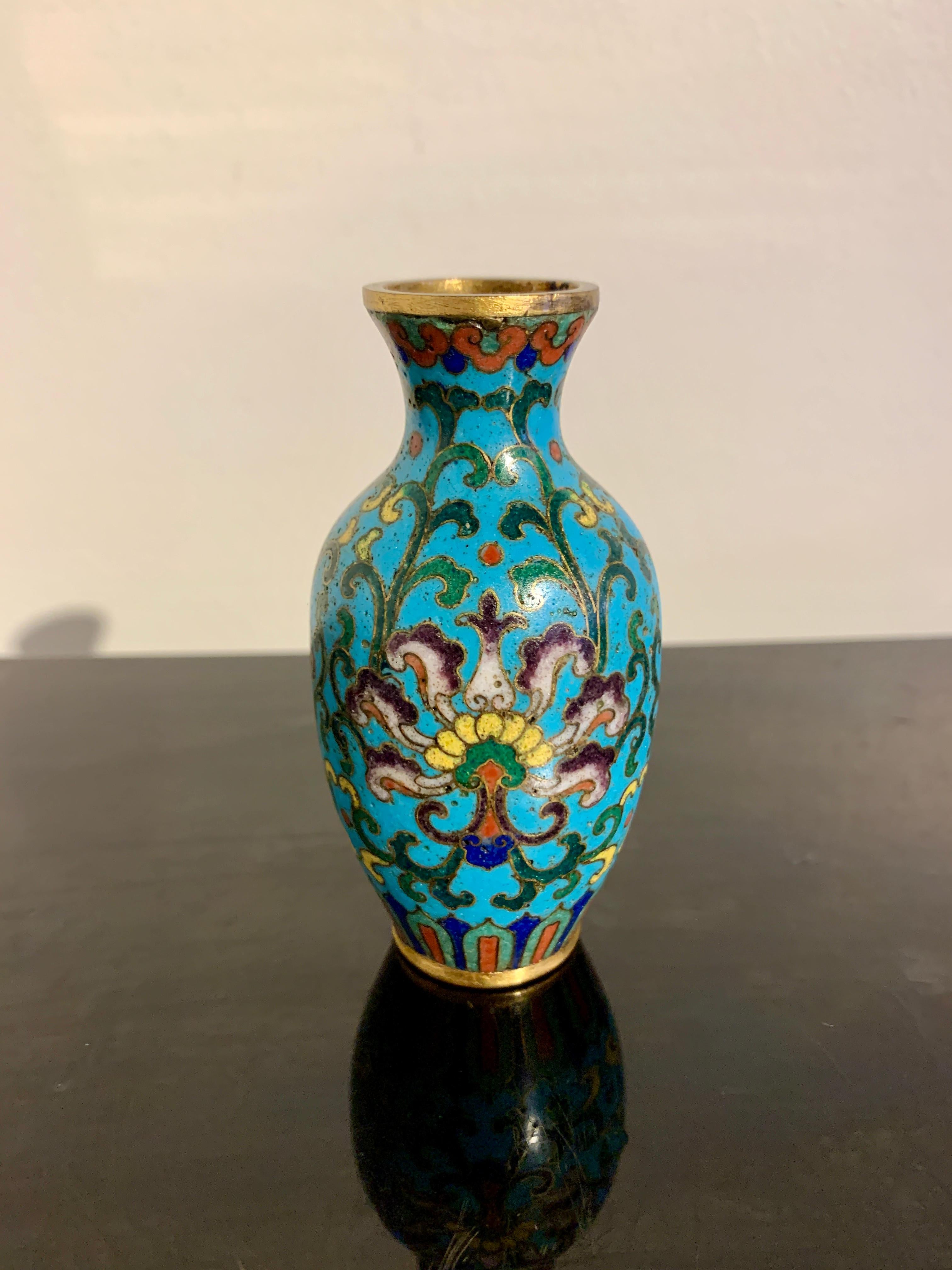 Chinesische Cloisonné-Vase für Räucherstäbchen, Qing Dynasty, 18./19. Jahrhundert, China (Qing-Dynastie) im Angebot