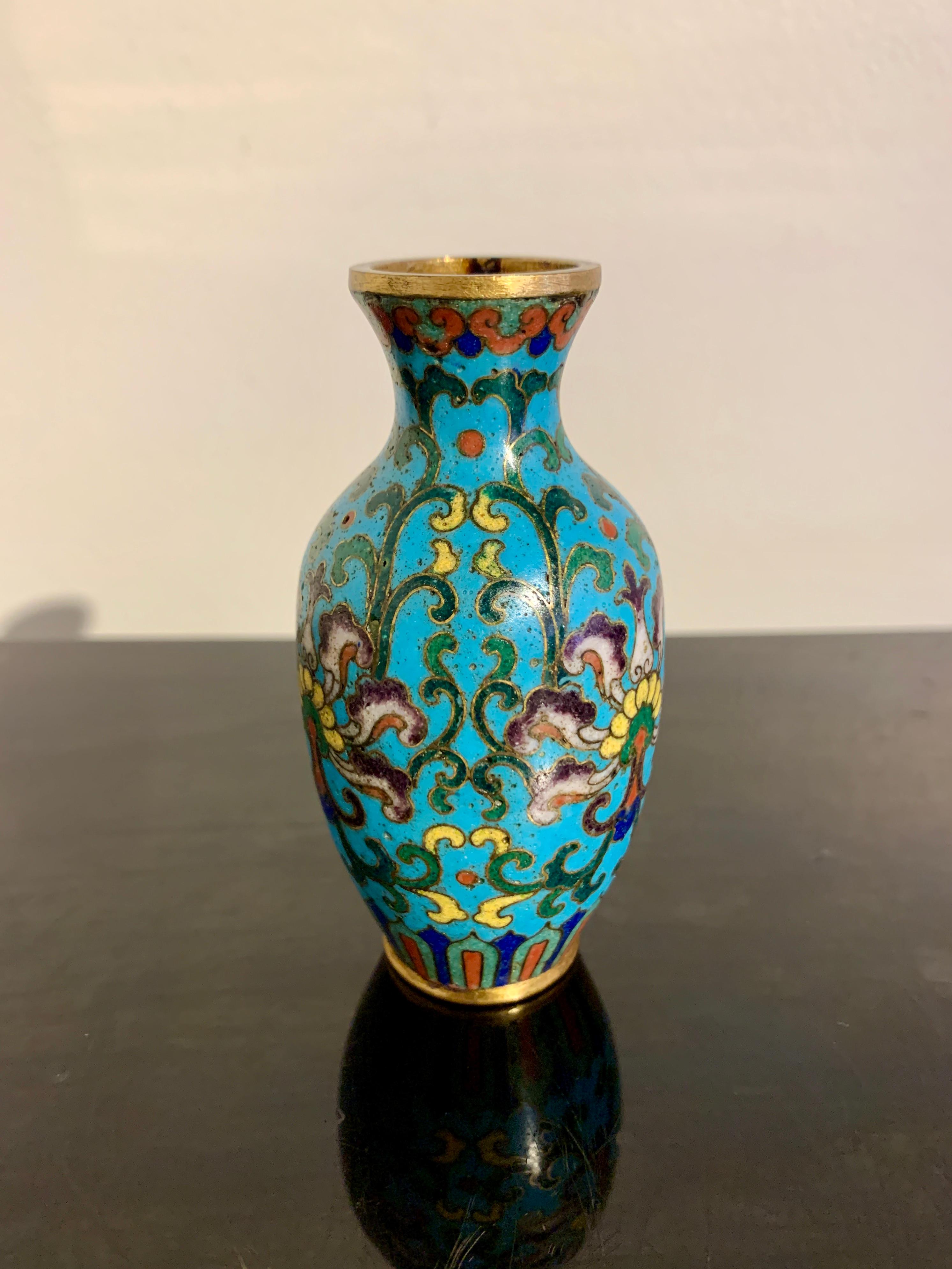 Chinesische Cloisonné-Vase für Räucherstäbchen, Qing Dynasty, 18./19. Jahrhundert, China im Zustand „Gut“ im Angebot in Austin, TX