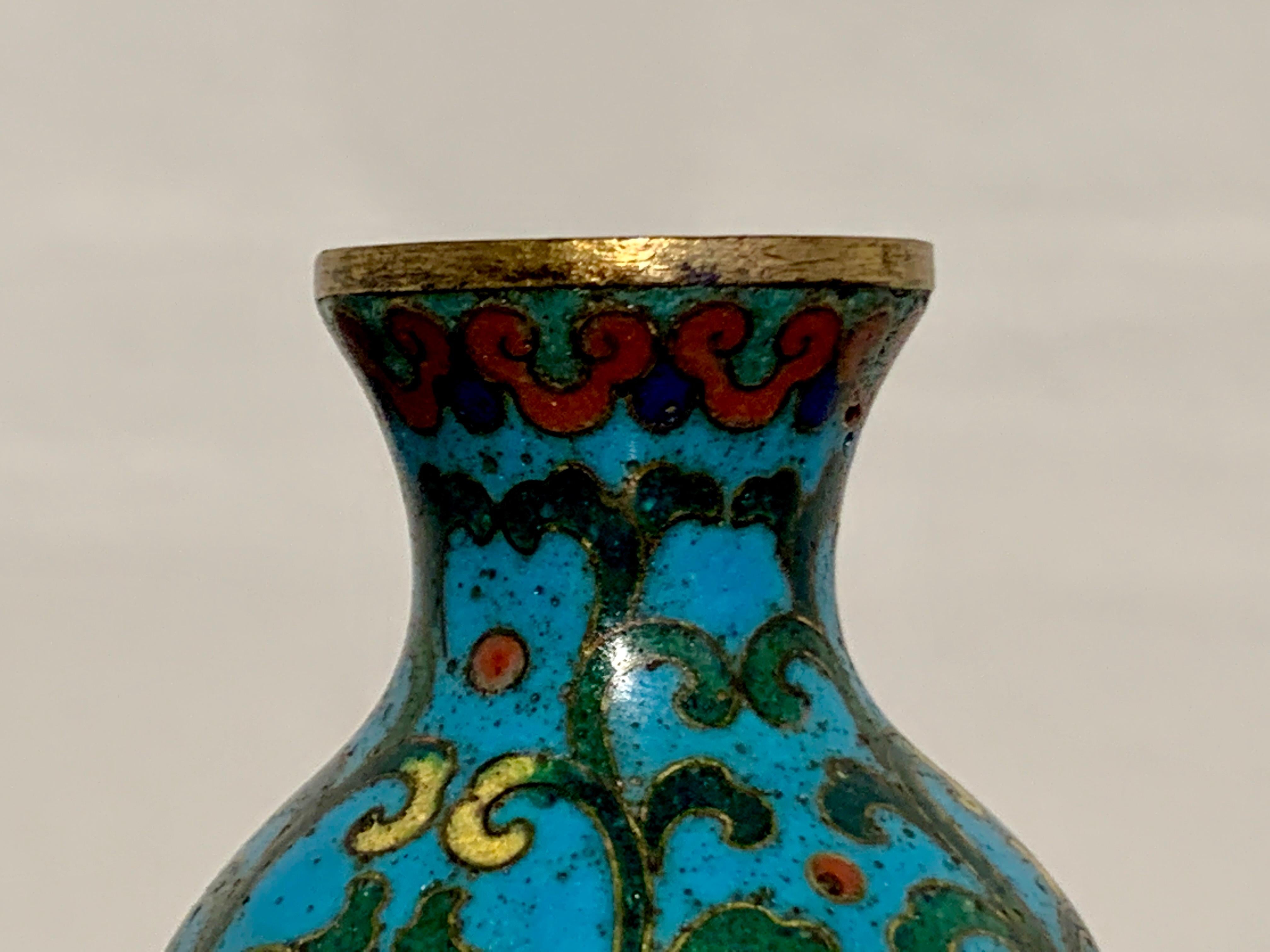 Chinesische Cloisonné-Vase für Räucherstäbchen, Qing Dynasty, 18./19. Jahrhundert, China (Frühes 19. Jahrhundert) im Angebot