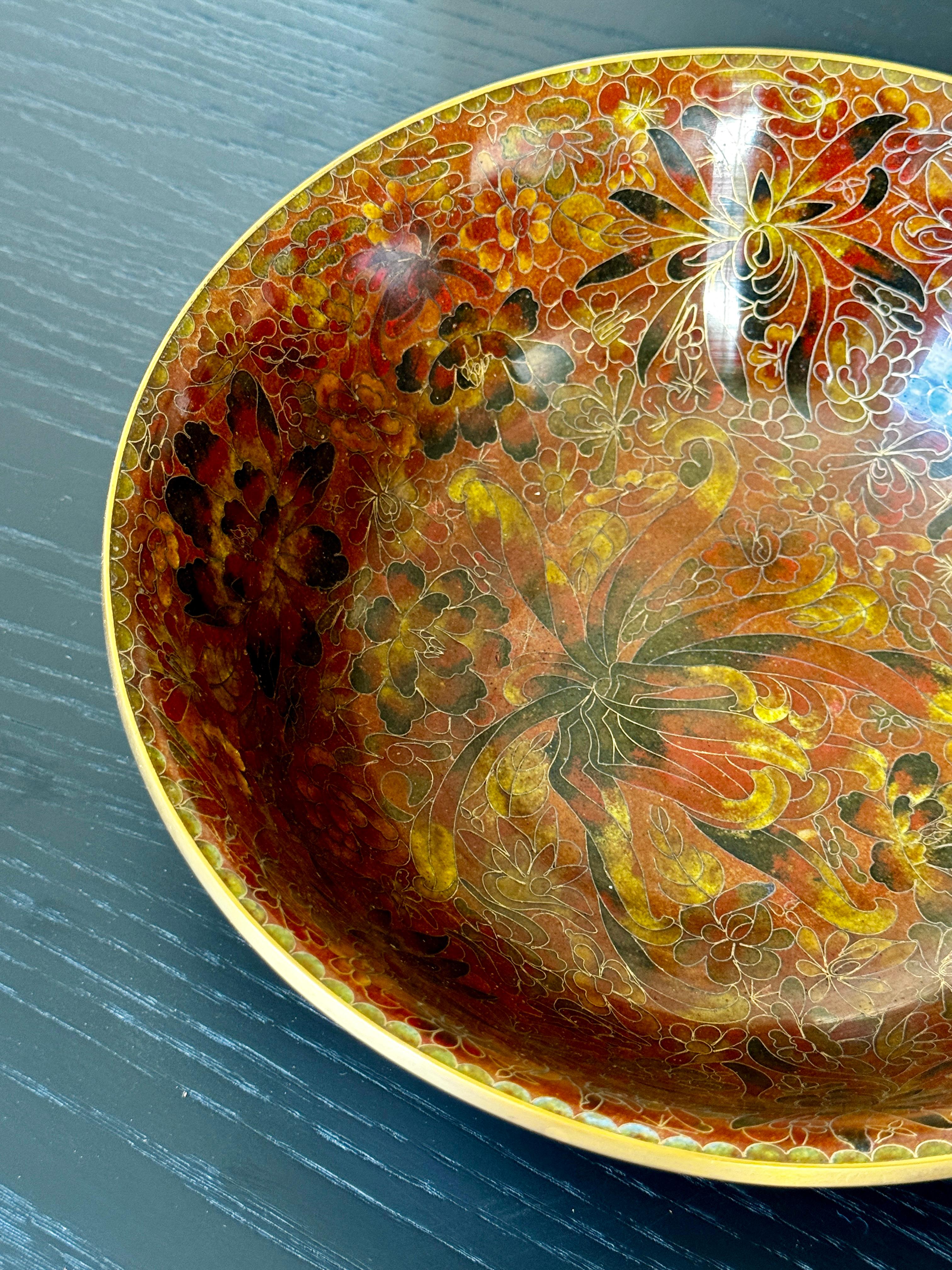 Ciotola cinese cloisonné con decorazione floreale della fine del XX secolo In condizioni buone in vendita a San Francisco, CA