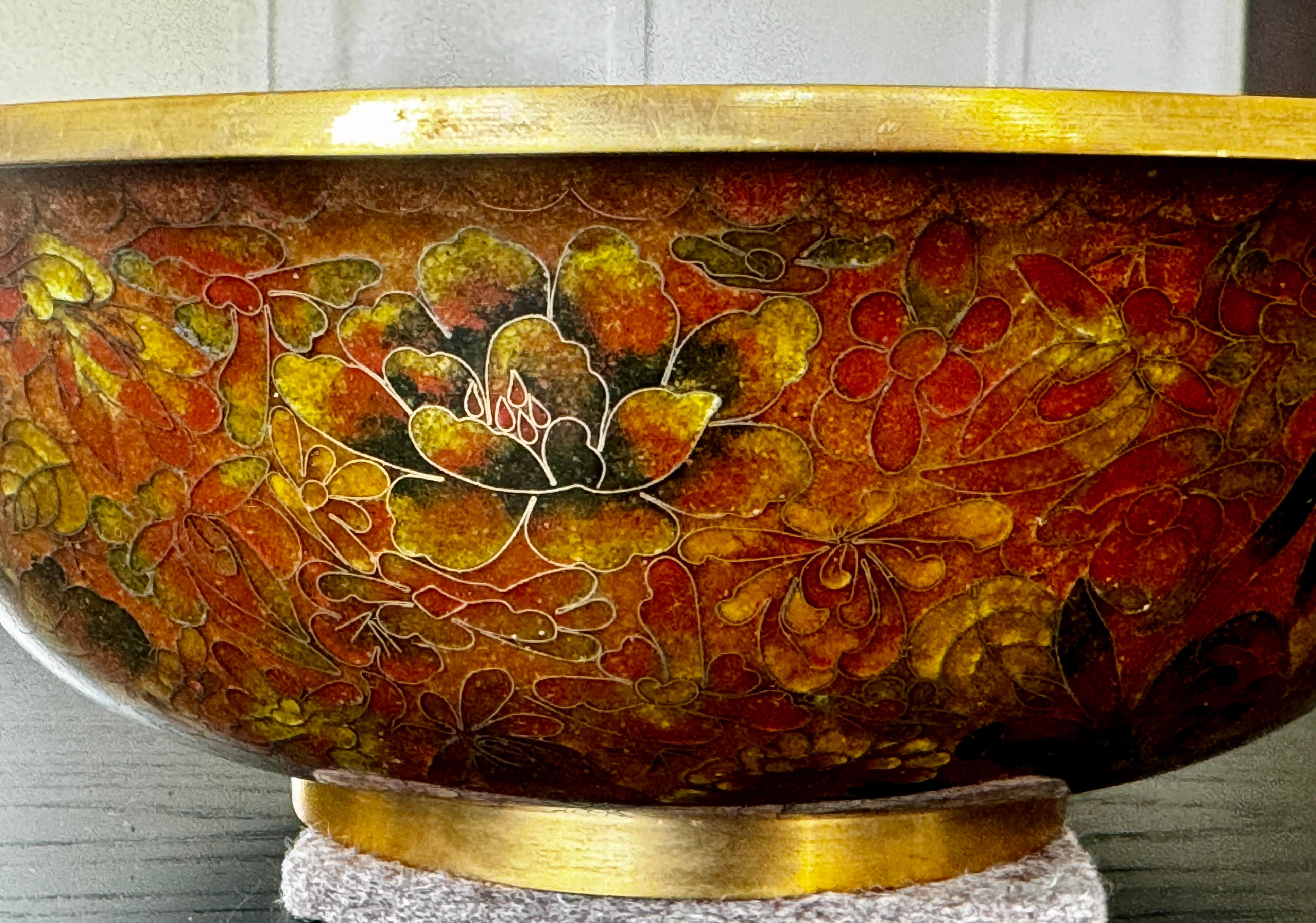 Metallo Ciotola cinese cloisonné con decorazione floreale della fine del XX secolo in vendita