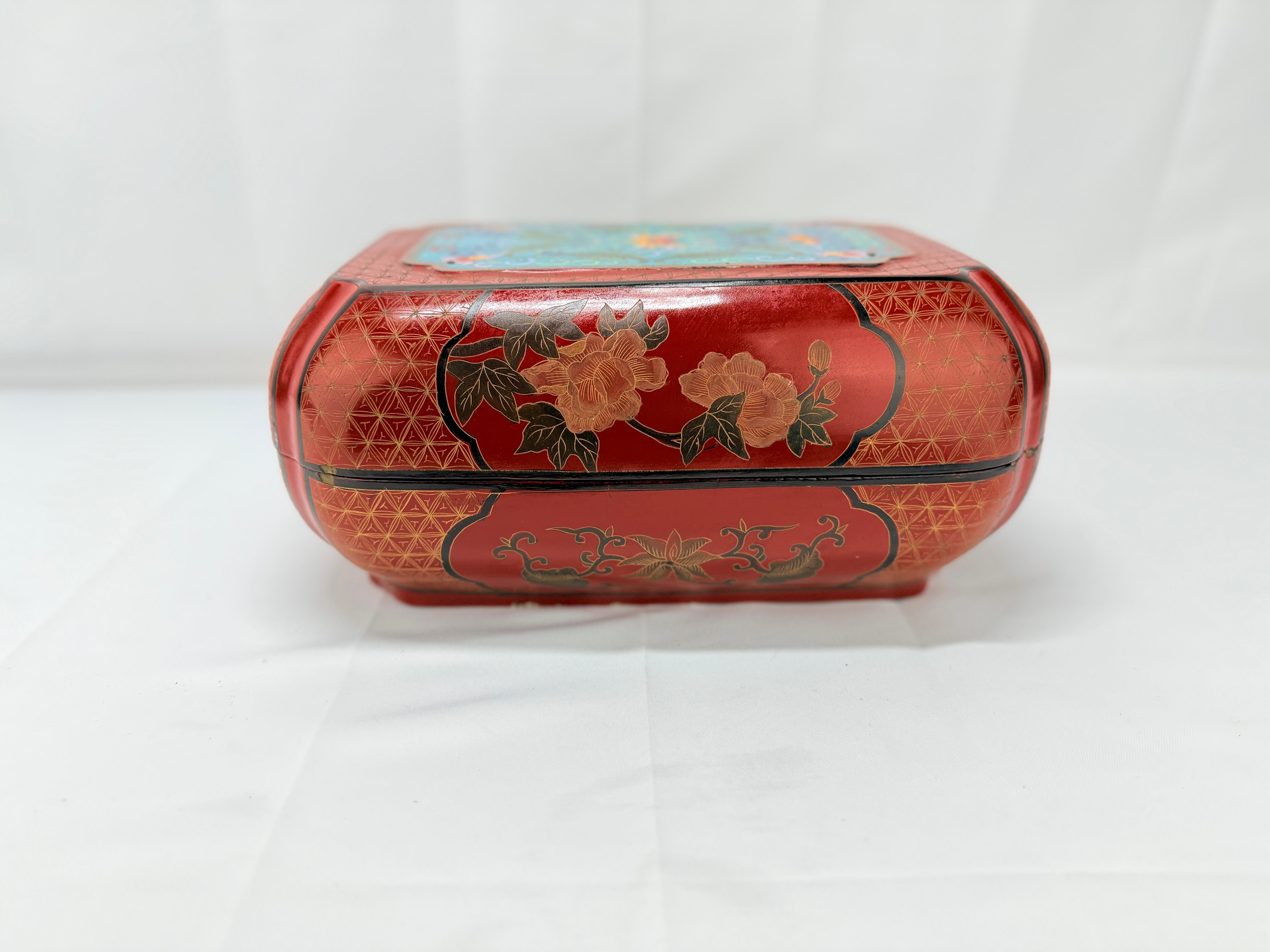 Caja china de cloisonné montada en laca roja y negra Chino en venta